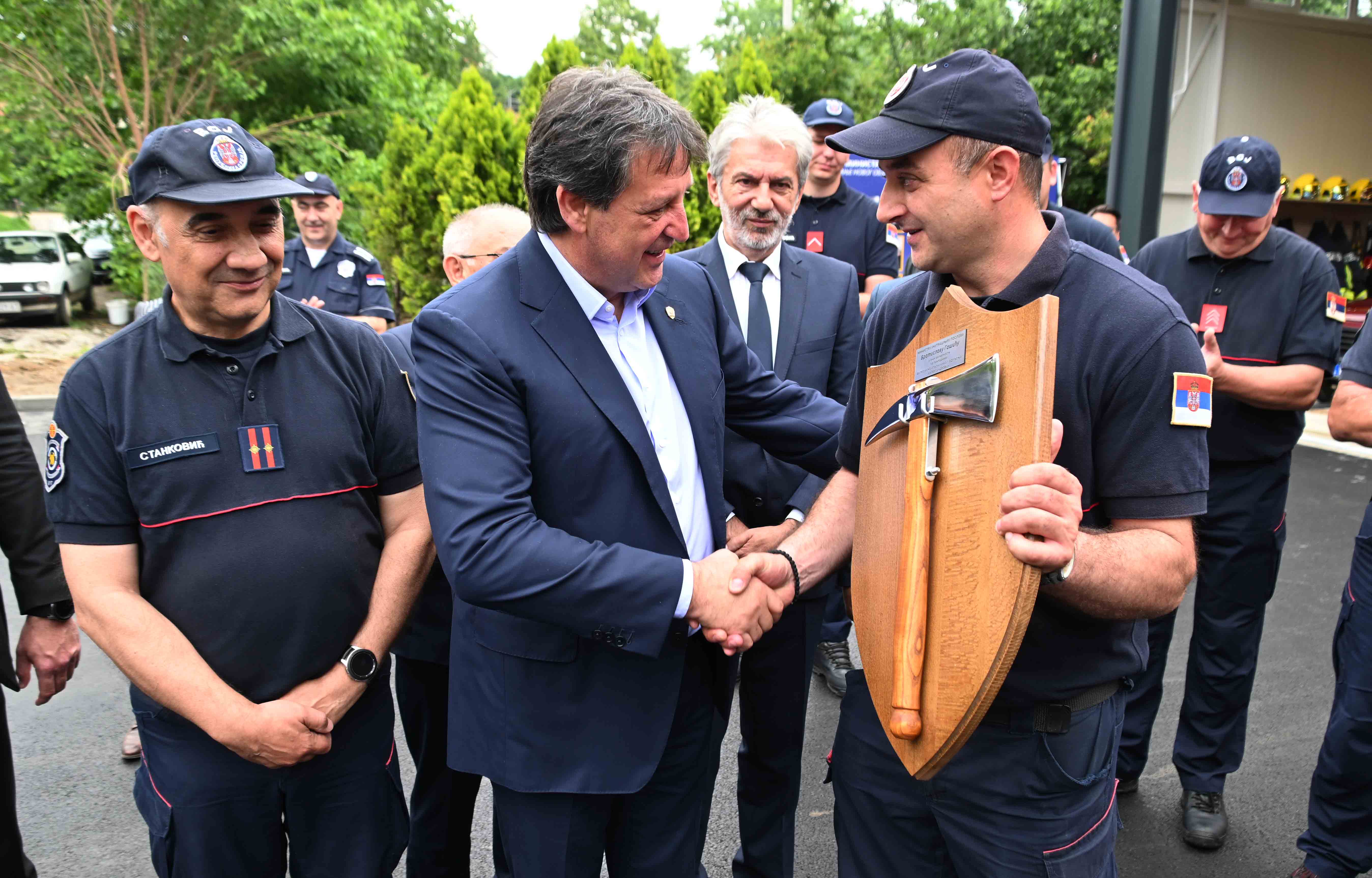 Министар унутрашњих послова Братислав Гашић отворио је данас новоизграђени објекат Ватрогасно-спасилачког одељења у Александровцу