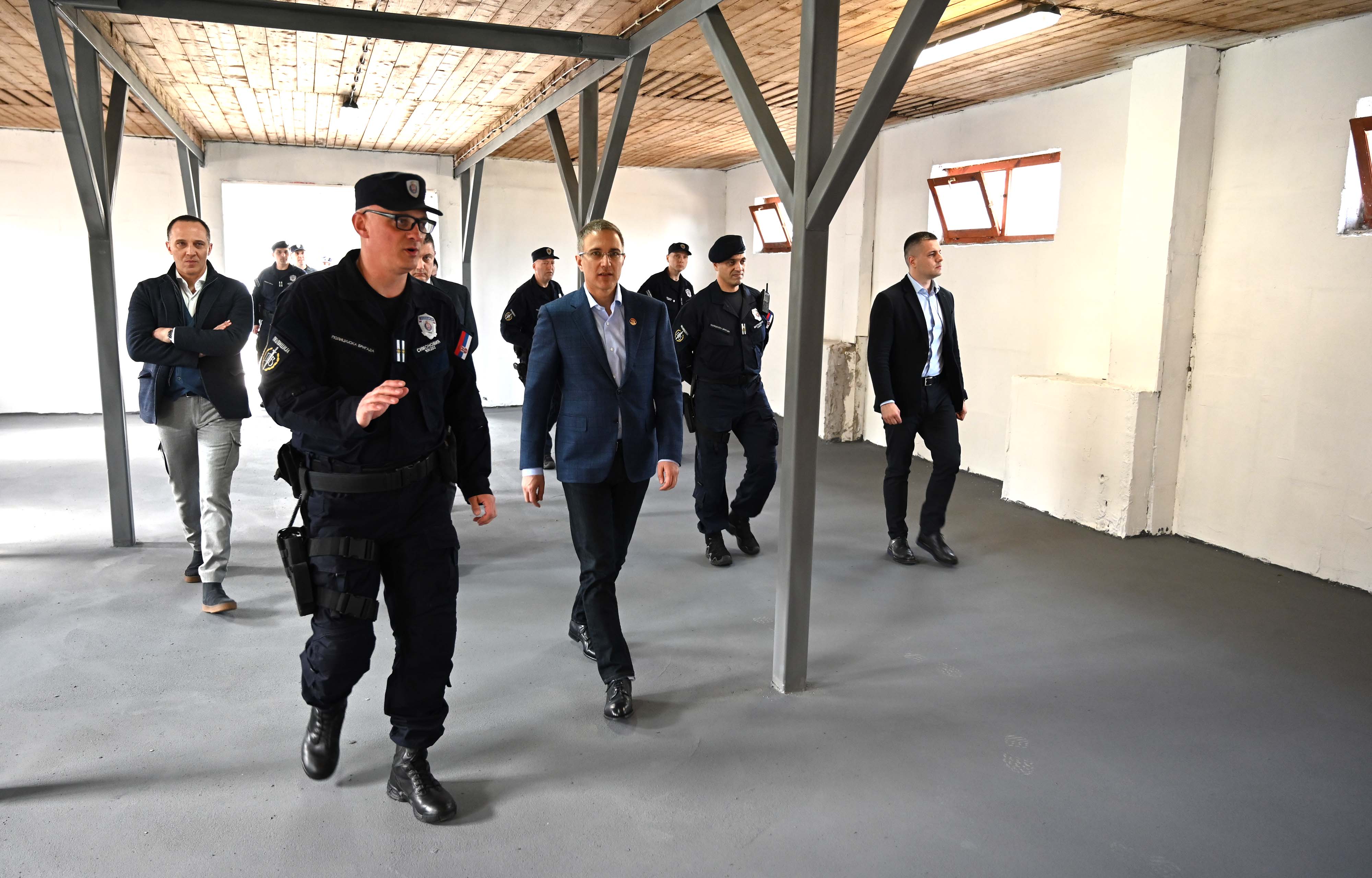 Mинистар Стефановић обишао Чету водича службених паса Полицијске бригаде