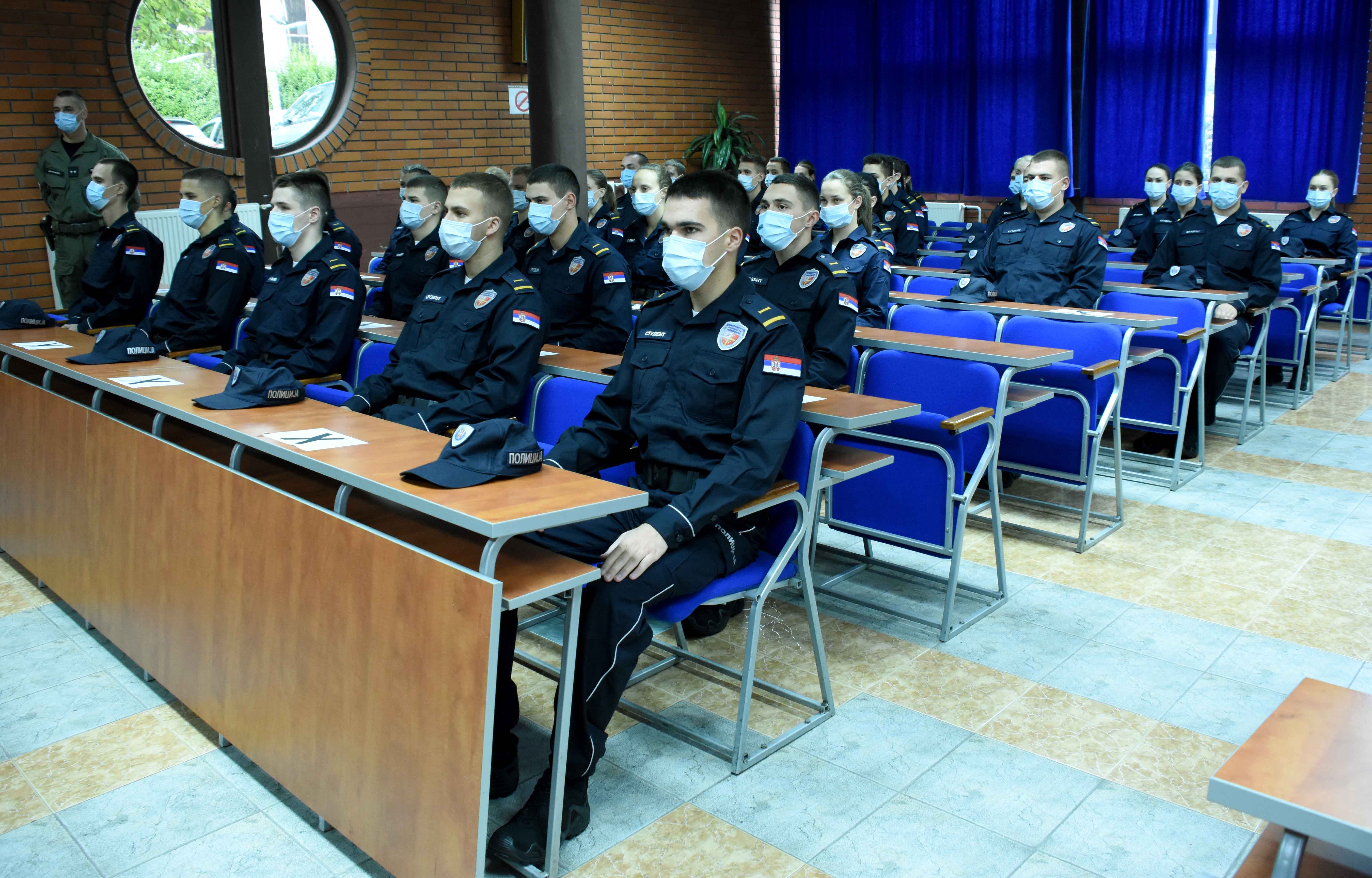 Ministar  Stefanović sa novom generacijom studenata Kriminalističko-policijskog univerziteta