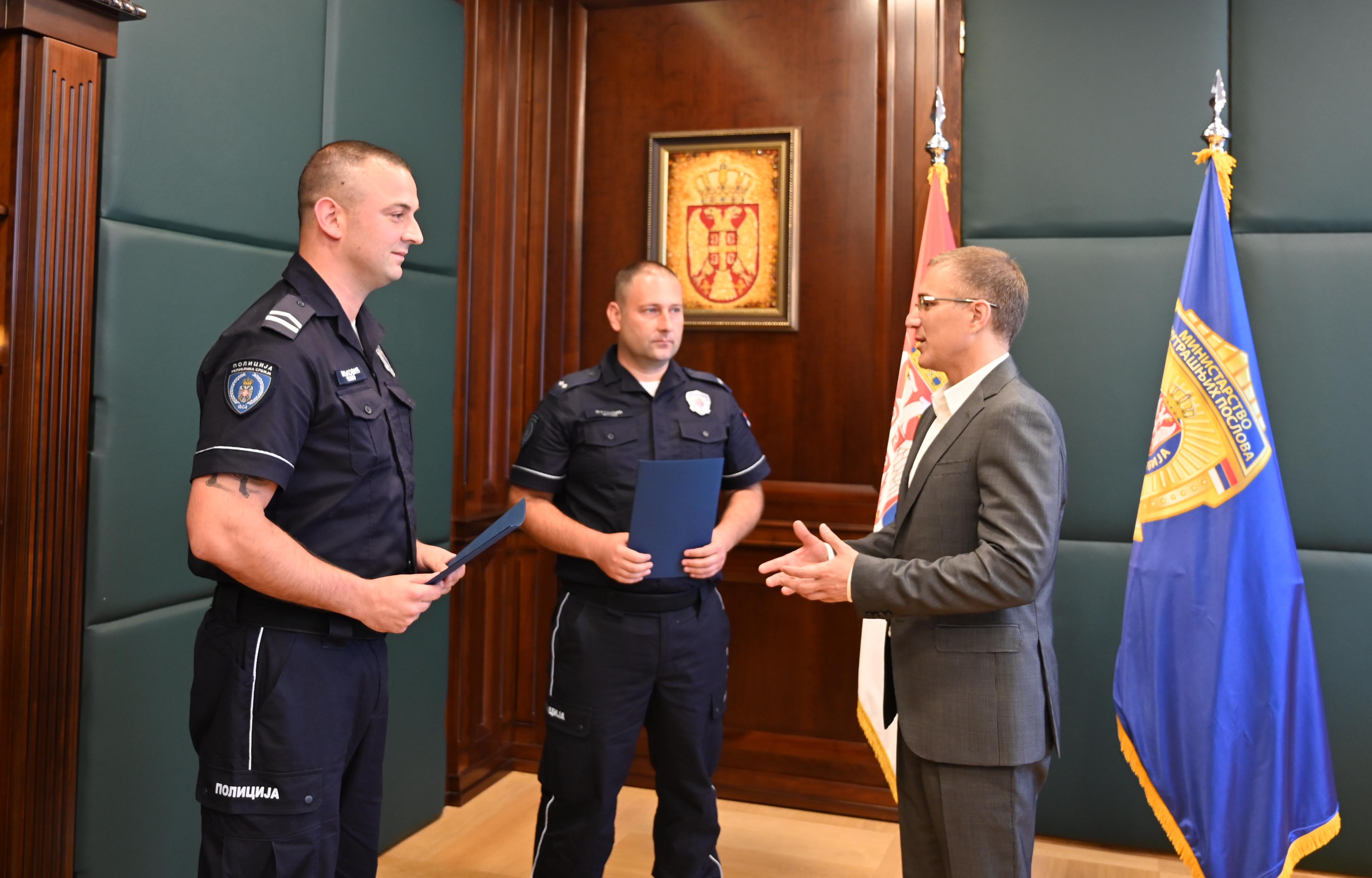 Министар Стефановић наградио полицијске службенике Полицијске станице Стари град