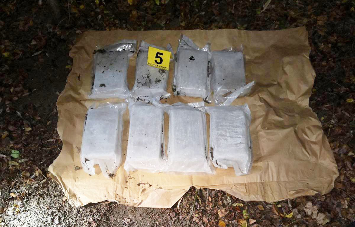 Заплењено 77 килограма хероина и пола килограма кокаина, ухапшене три особе
