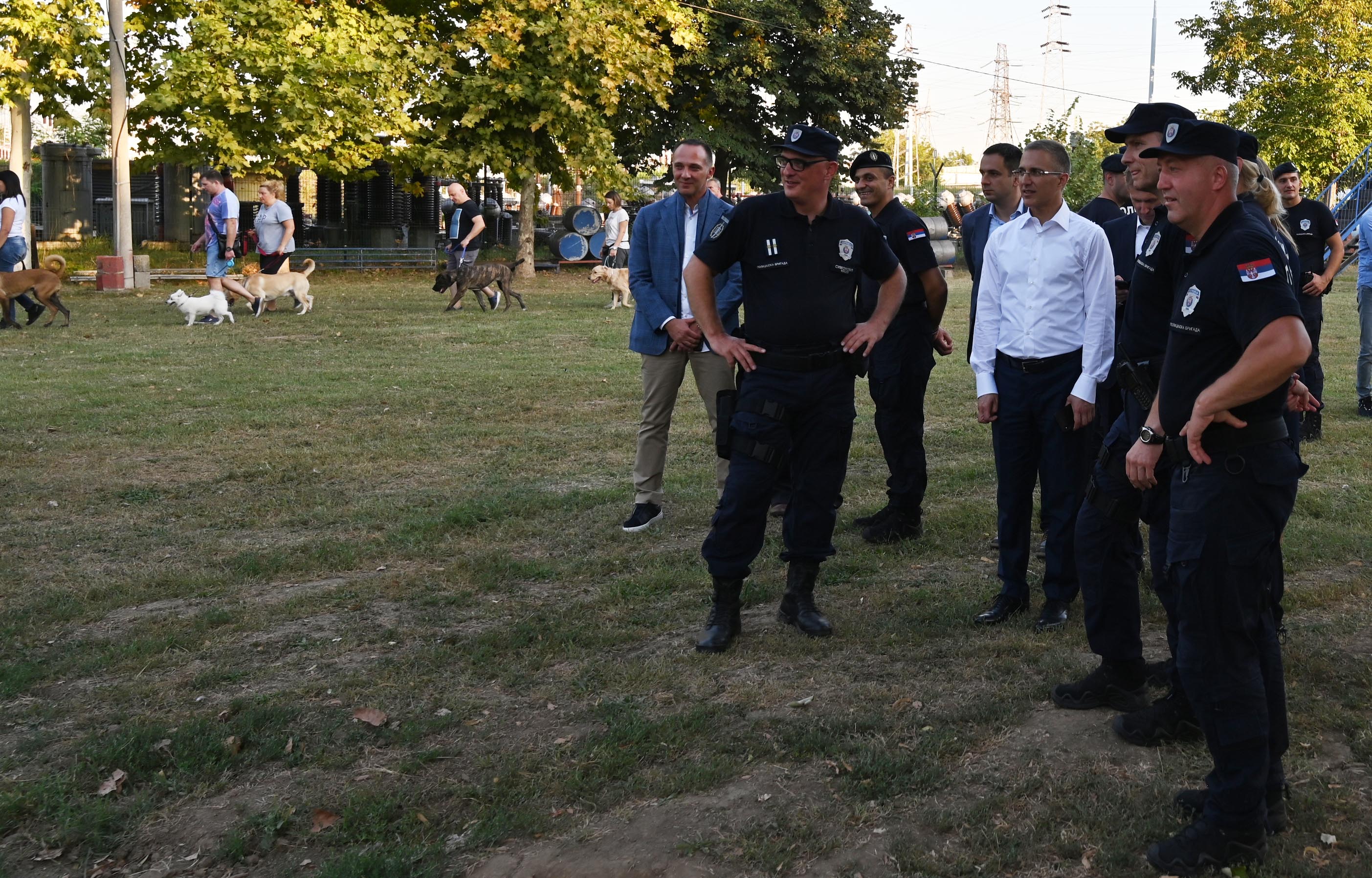 Ministar Stefanović obišao pripadnike policije koji se nalaze na šestomesečnoj obuci za buduće vodiče službenih pasa