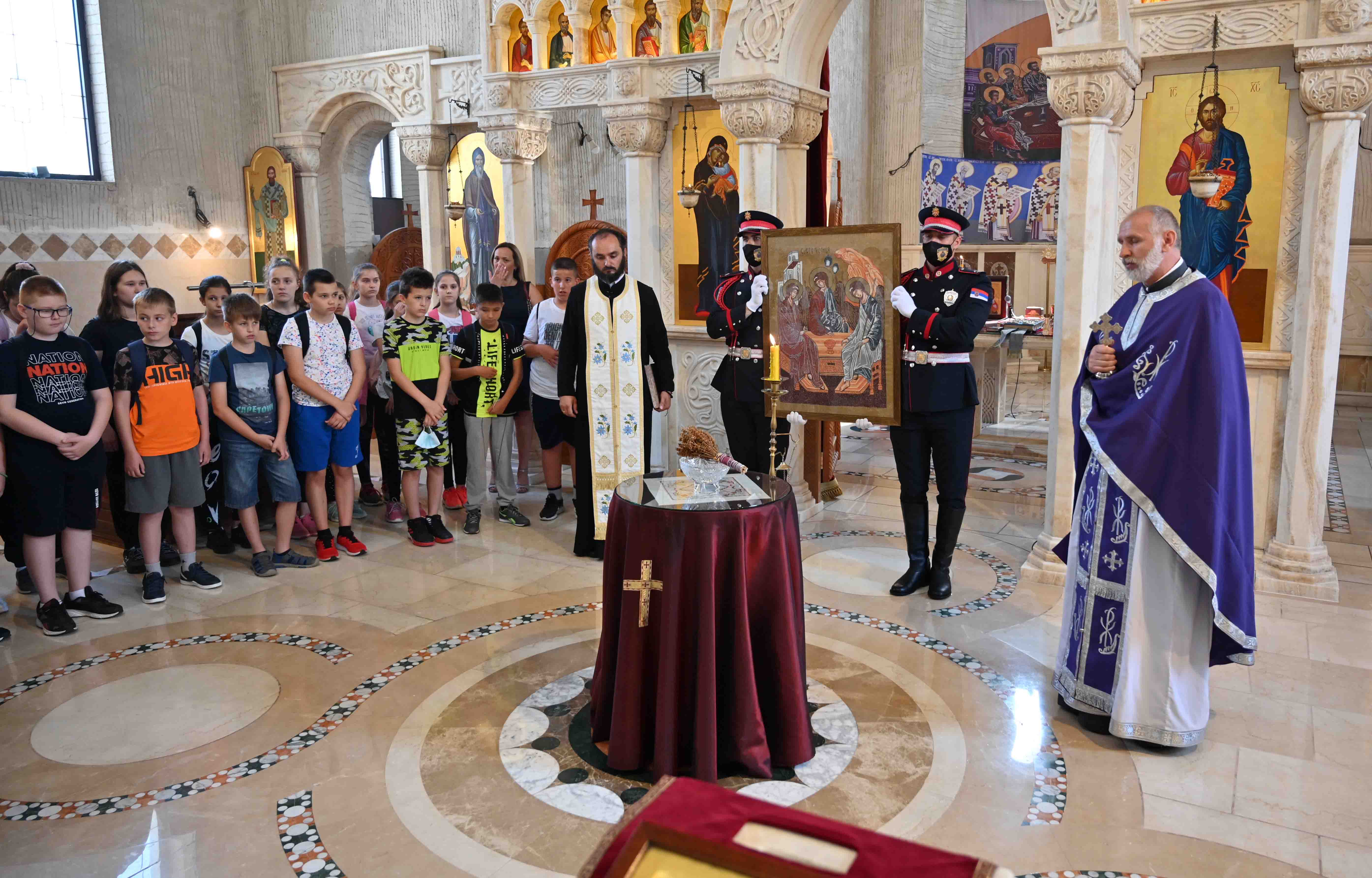 Učenici Osnovne škole iz Rume poklonili ministru Vulinu ikonu Svete Trojice koju su sami izradili