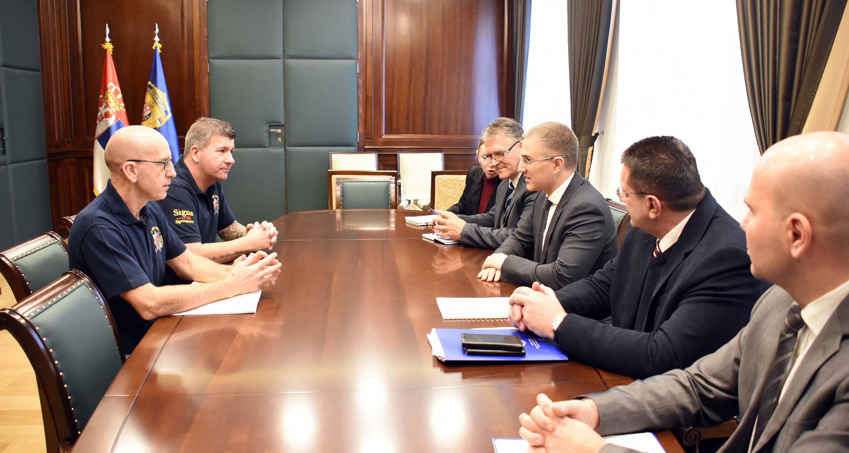 Ministar Stefanović se sastao sa delegacijom vatrogasaca iz Južnog Velsa