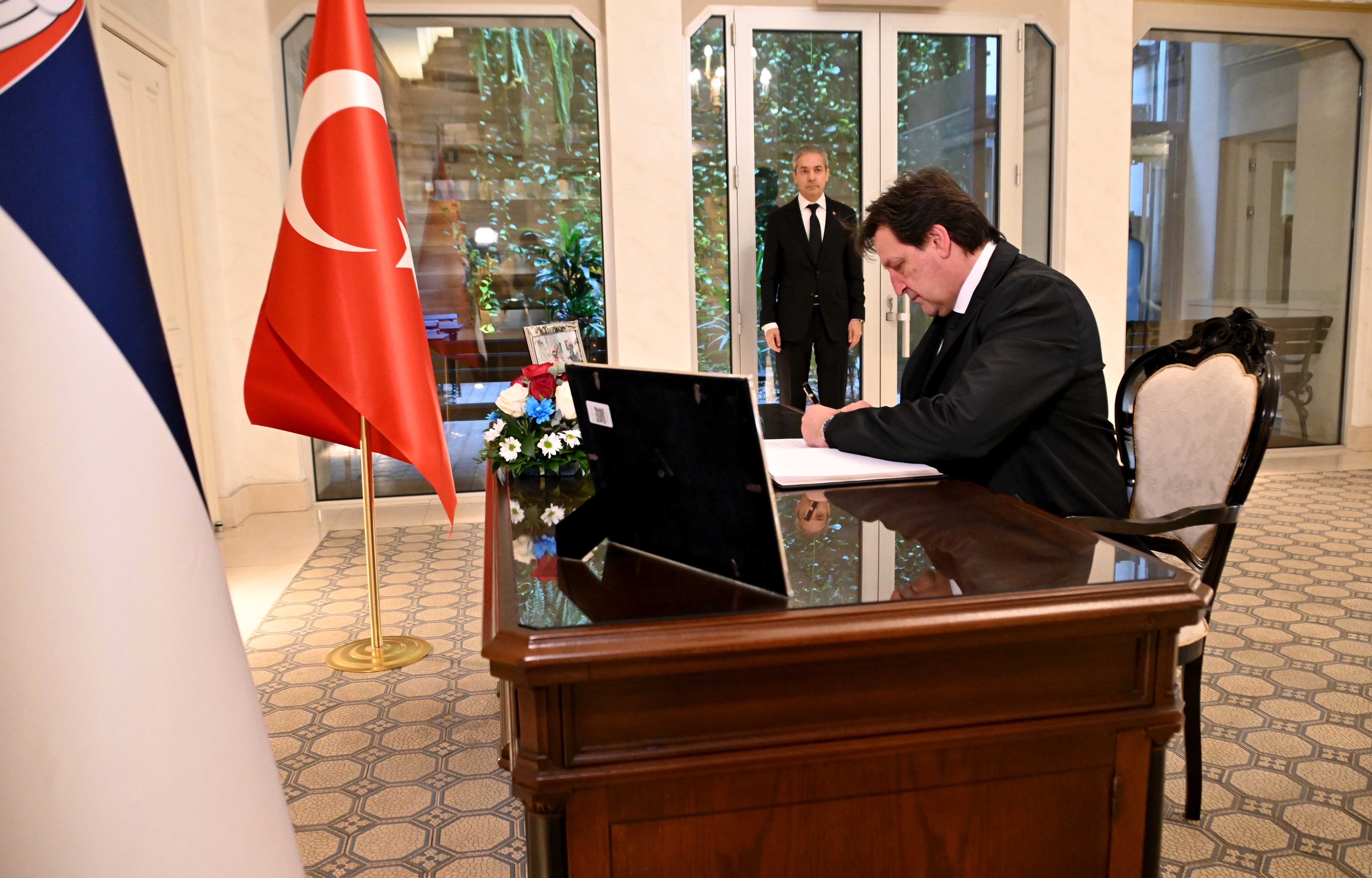 Министар унутрашњих послова Републике Србије Братислав Гашић уписао се у књигу жалости у Амбасади Турске