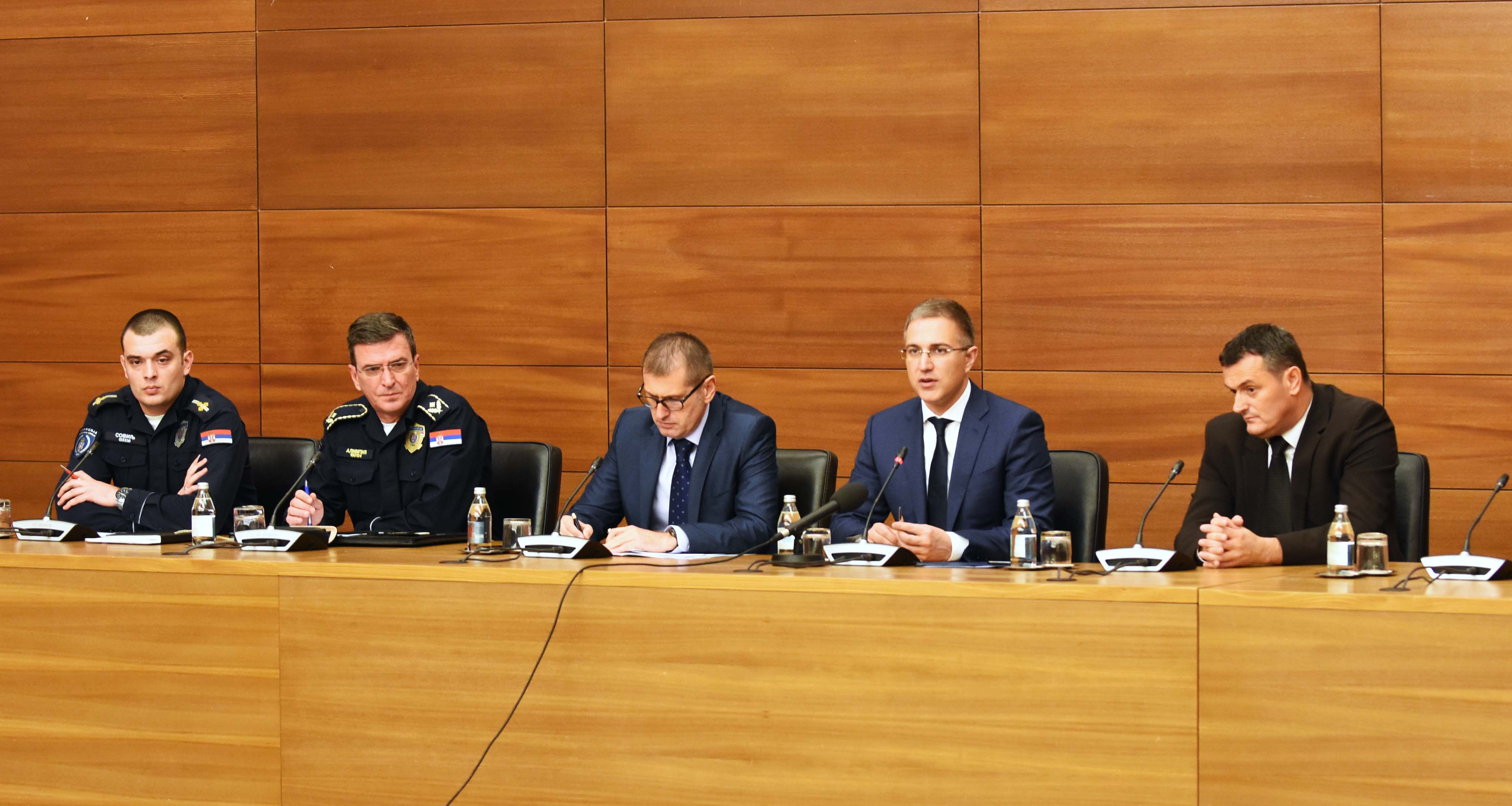 Stefanović sa predsednicima opština i gradova o bezbednosti tokom novogodišnjih praznika