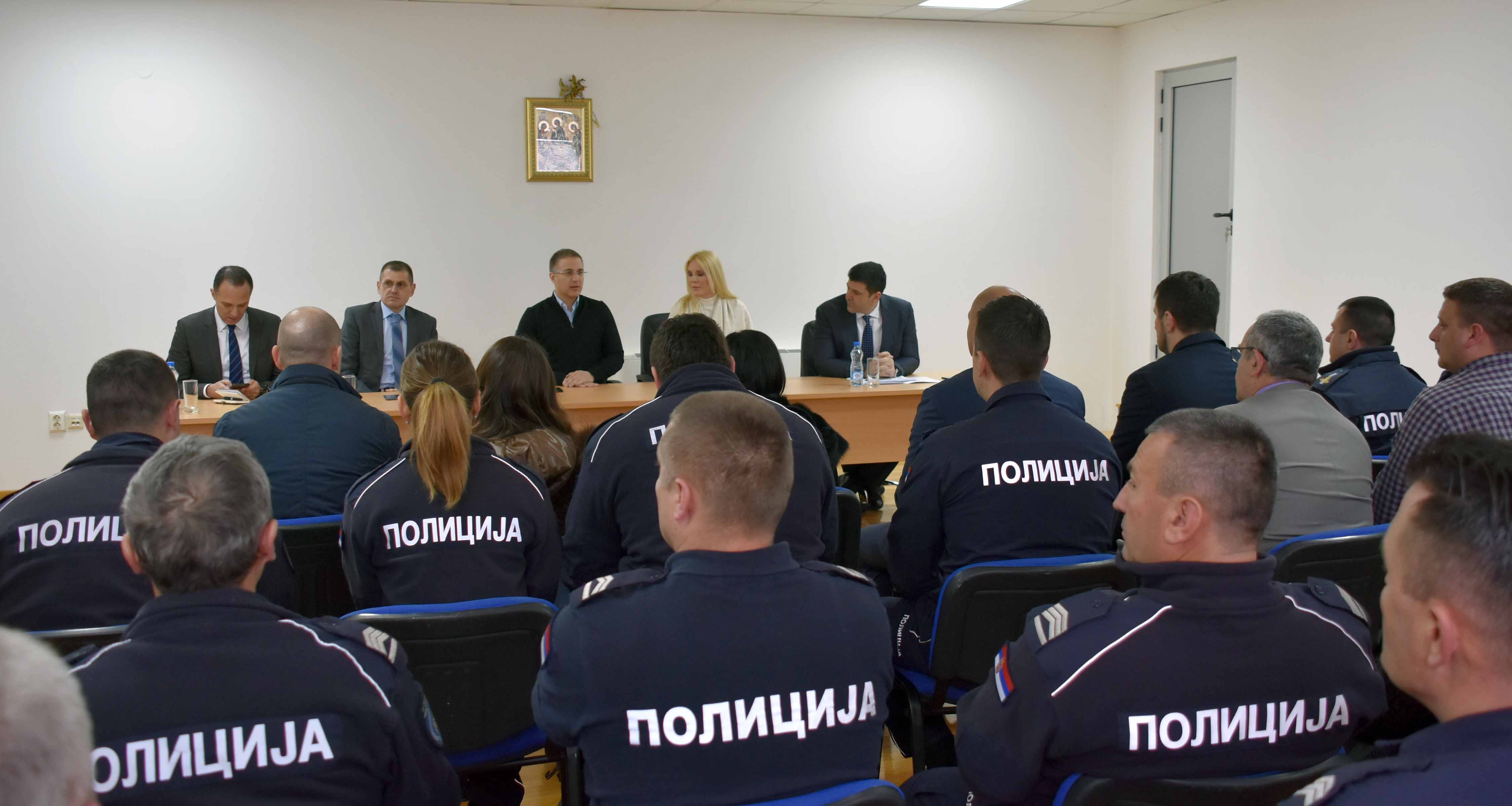 Министар Стефановић разговарао са полицијским службеницима о безбедносној ситуацији у Убу, Лајковцу и Мионици