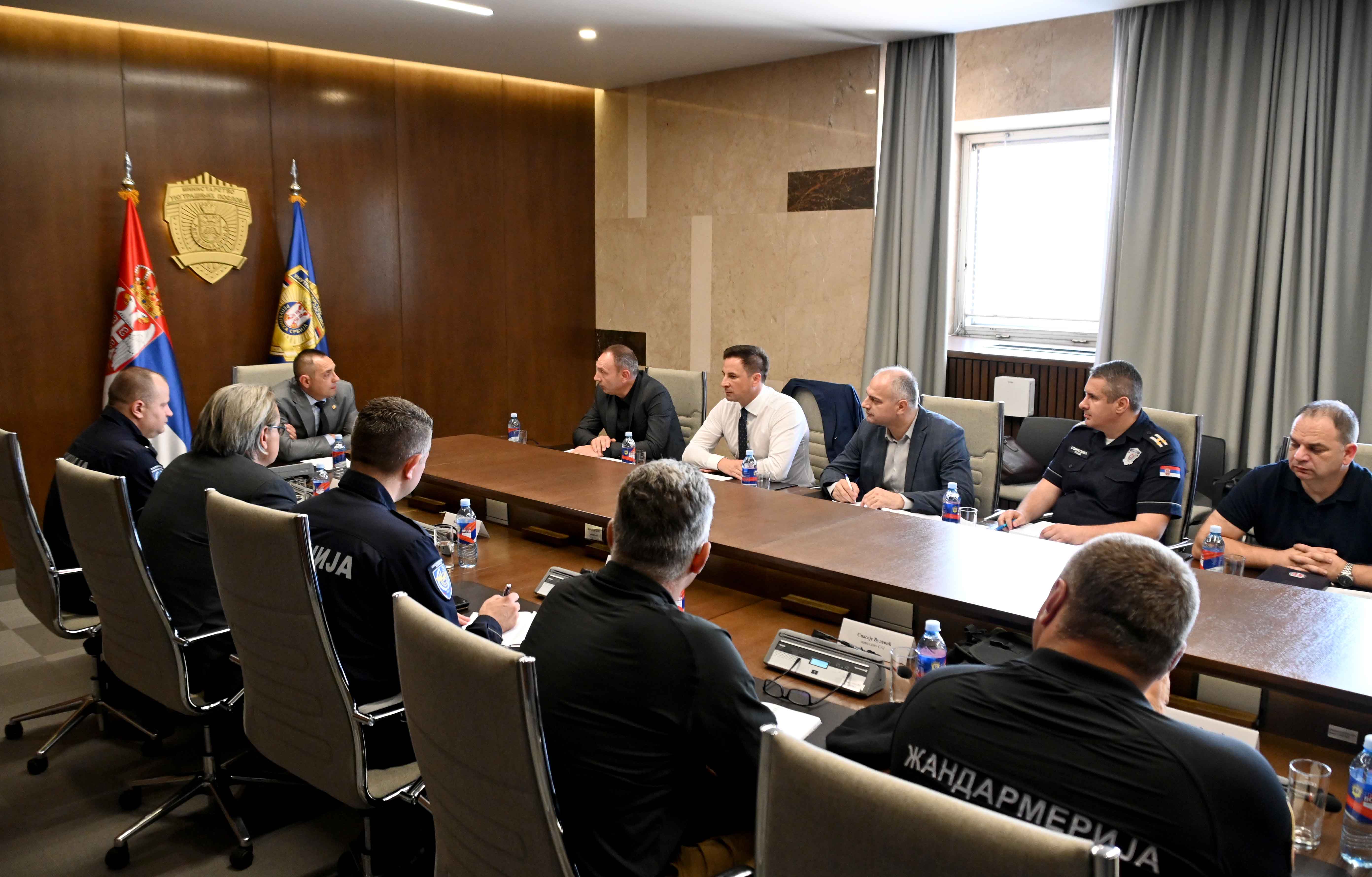Ministar Aleksandar Vulin održao sastanak sa rukovodiocima organizacionih jedinica MUP-a uoči predstojećeg 168. večitog derbija