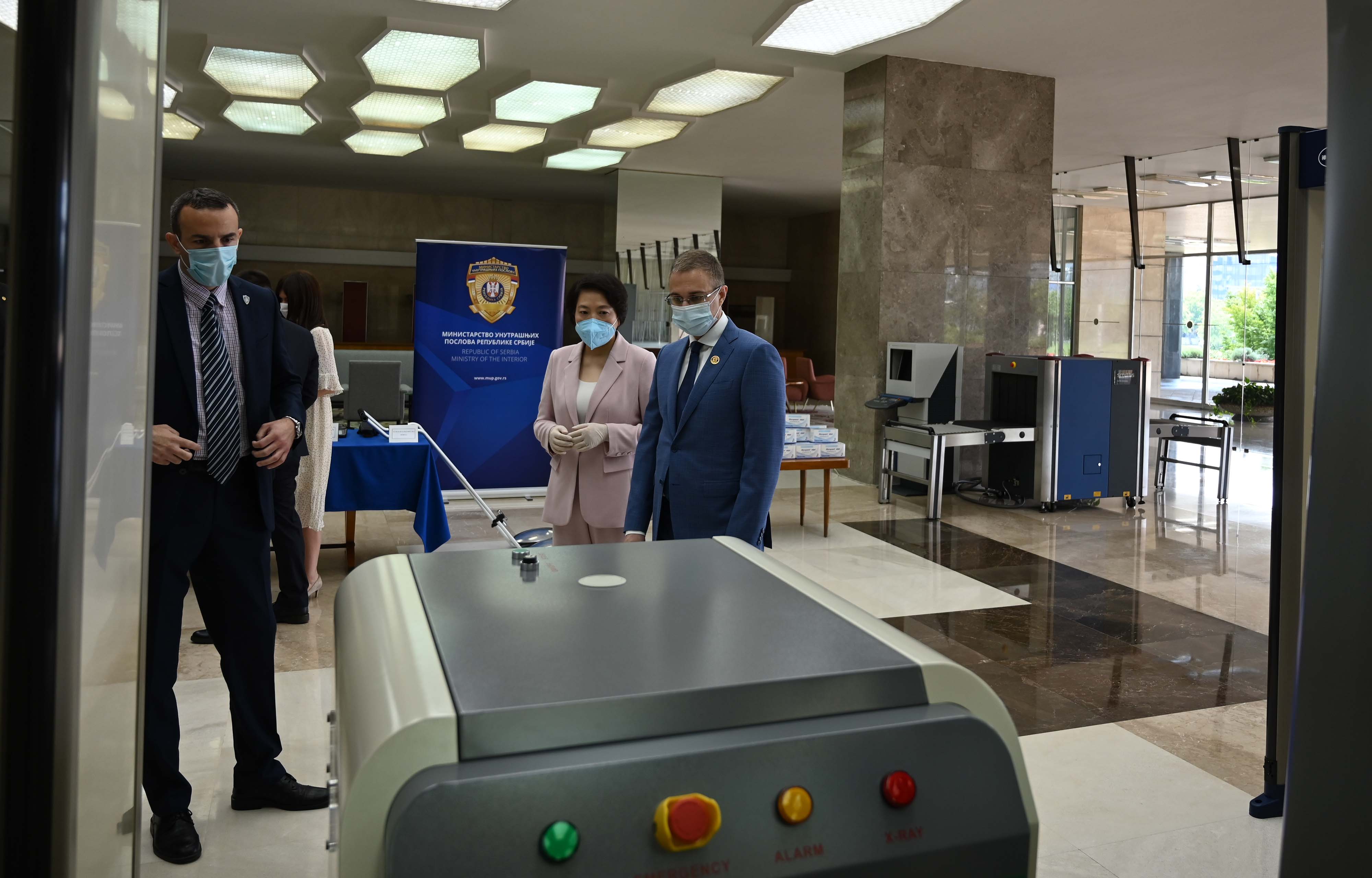 Stefanović i Čen Bo prisustvovali  primopredaji opreme  koju je Ministarstvo javne bezbednosti Kine doniralo MUP-u Srbije