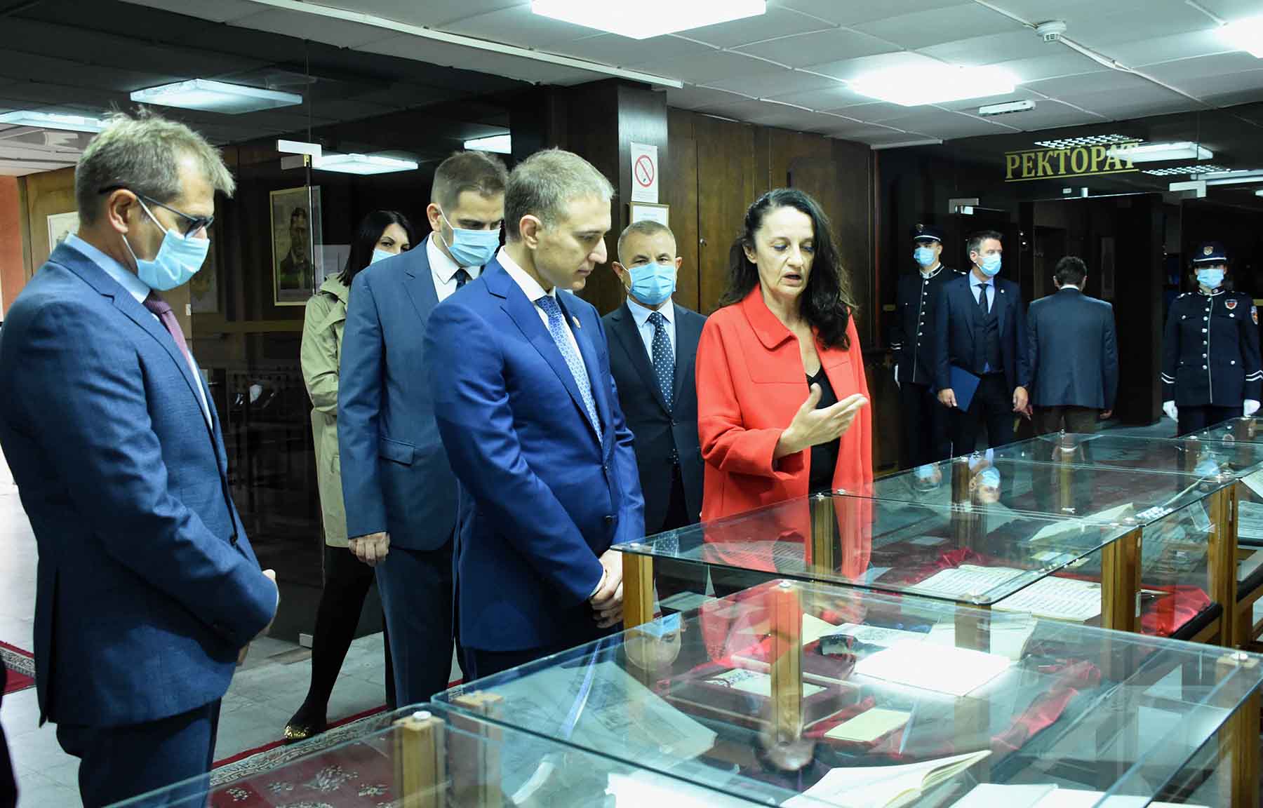 Министар Стефановић обишао изложбу „Законом заштићене старе и ретке књиге“ на КПУ