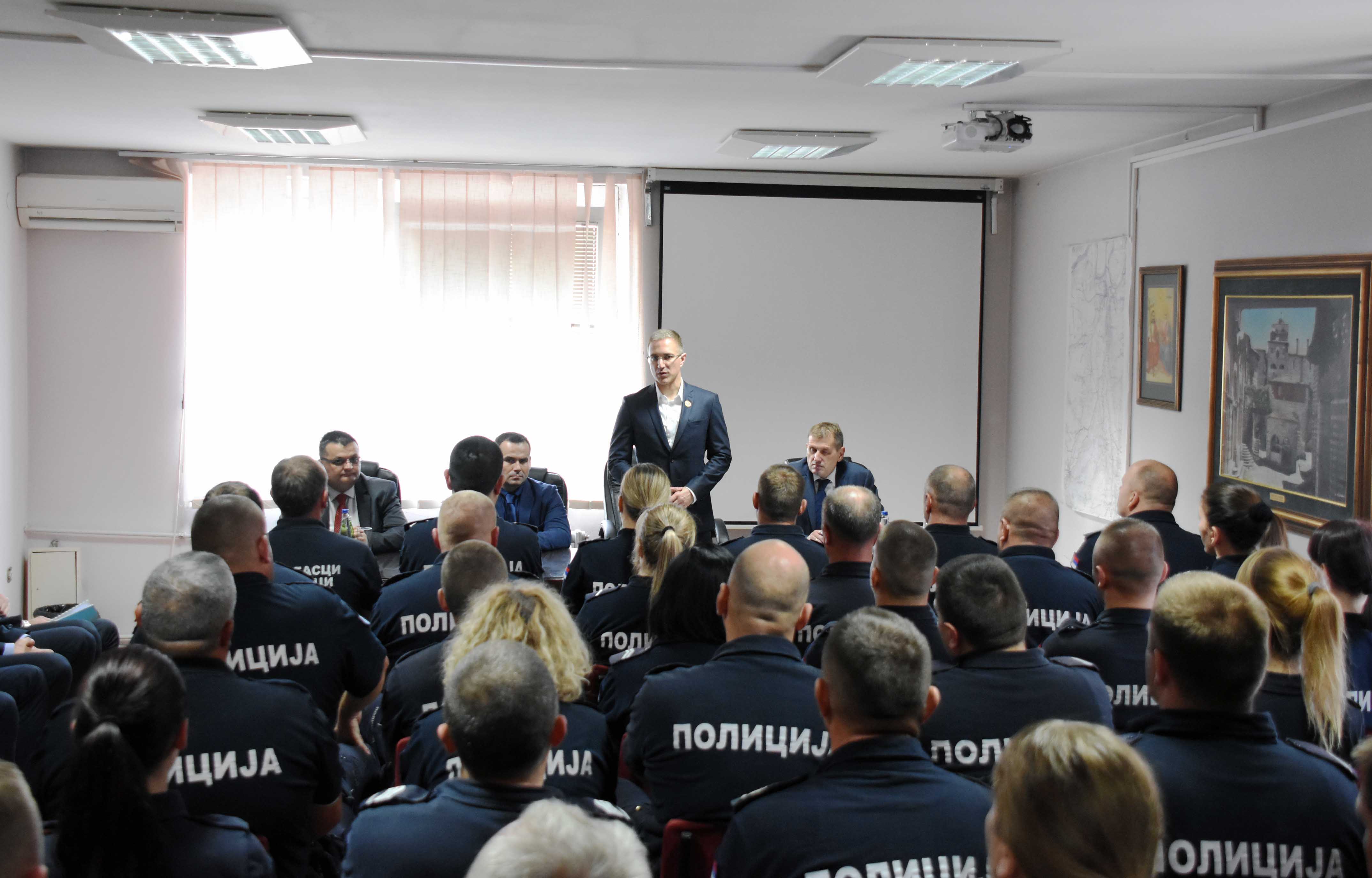 Министар Стефановић разговарао са руководиоцима и полицијским службеницима Полицијске станице Обреновац
