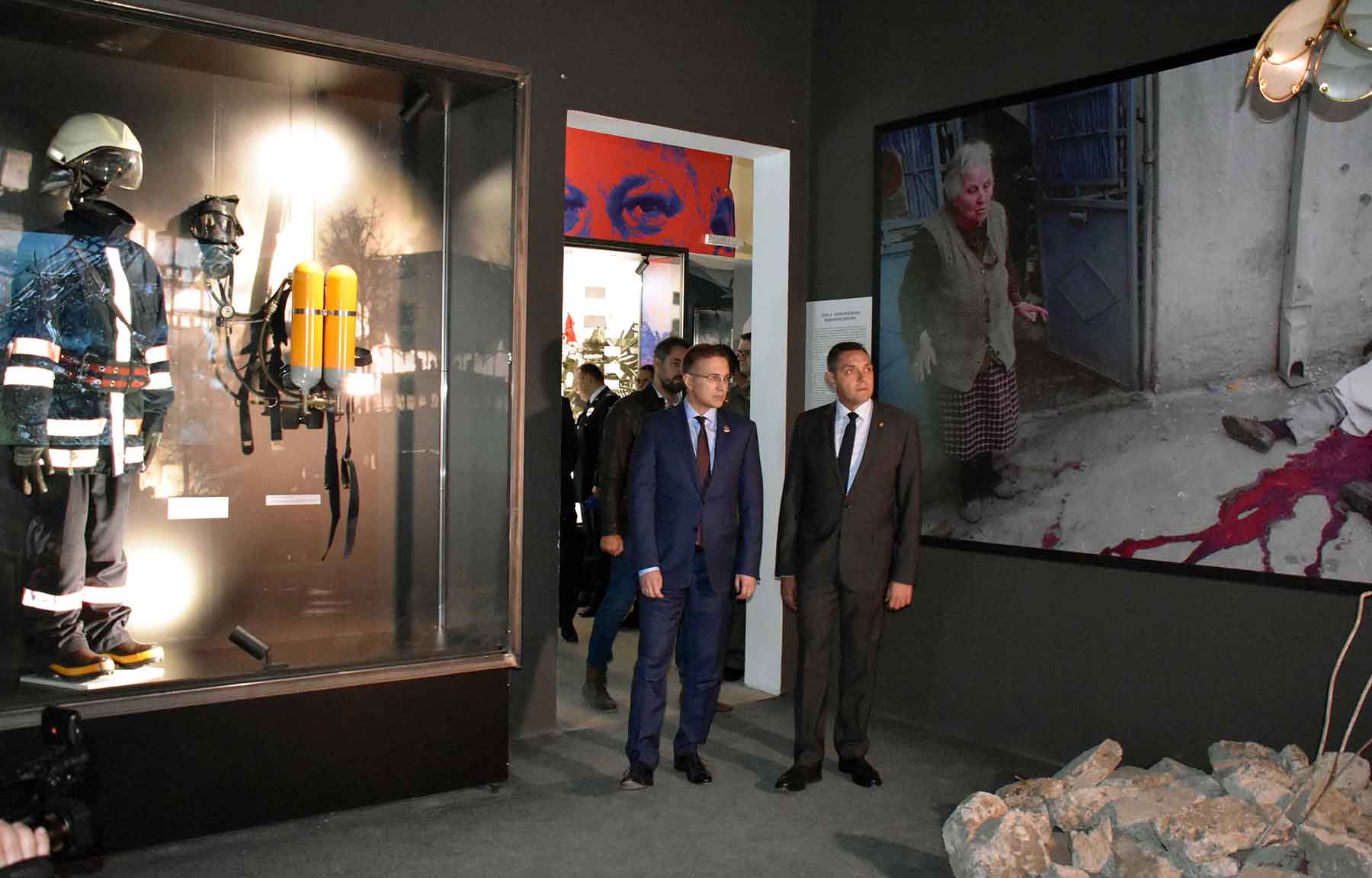 Стефановић и Вулин обишли изложбу „Одбрана 78“ у Музеју града Београда