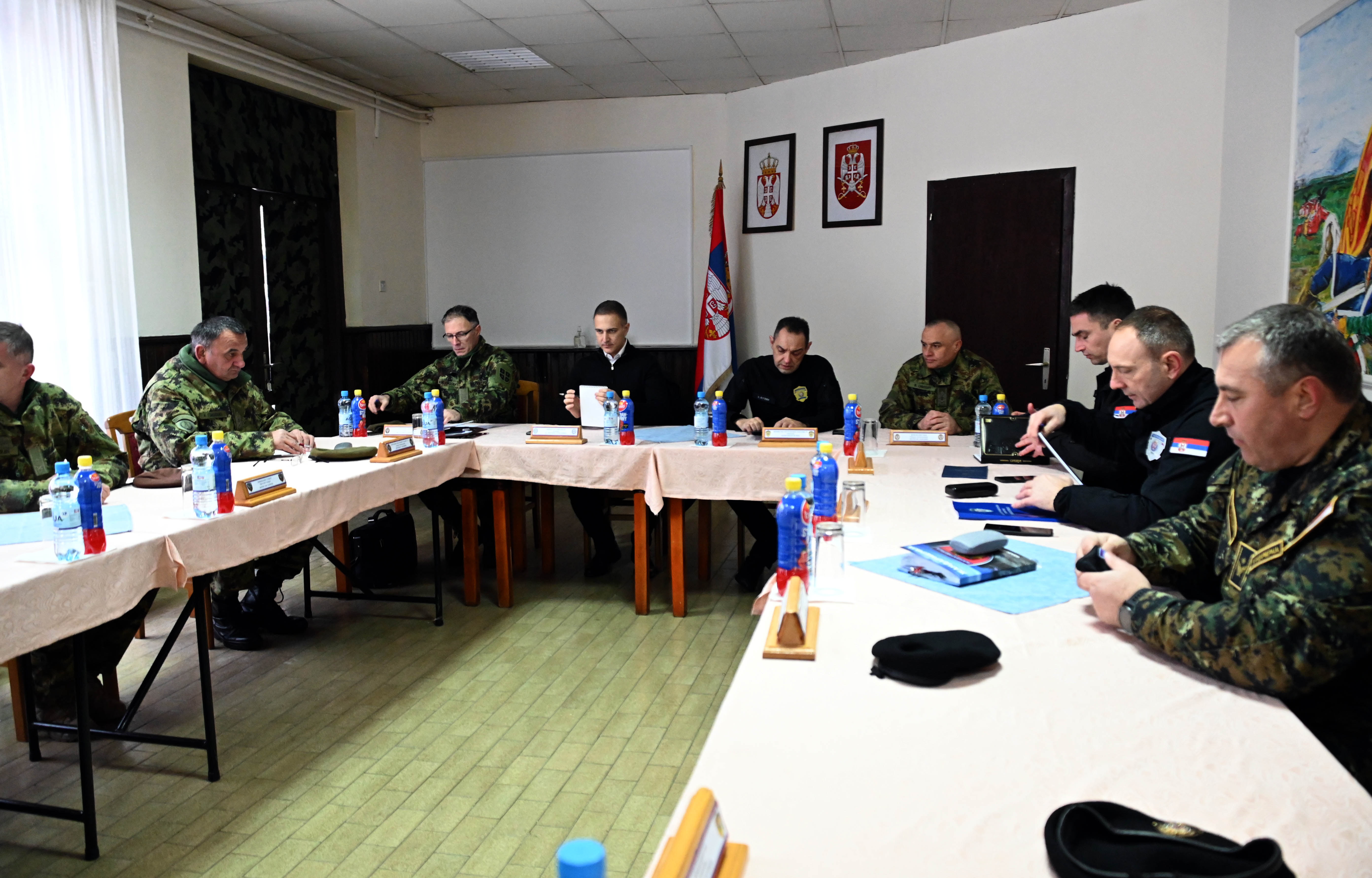 Po naređenju vrhovnog komandanta policijski i vojni vrh razmatrali bezbednosnu situaciju u KZB-u