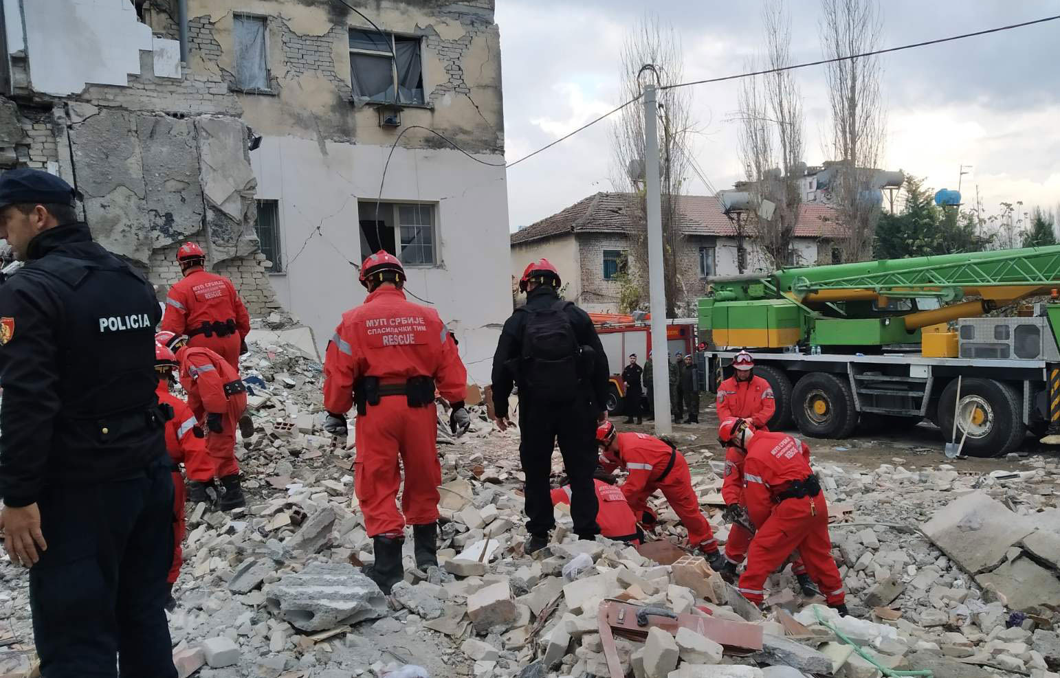 Српски ватрогасци-спасиоци ангажовани на претрази терена и спасавању угроженог становништва у Албанији