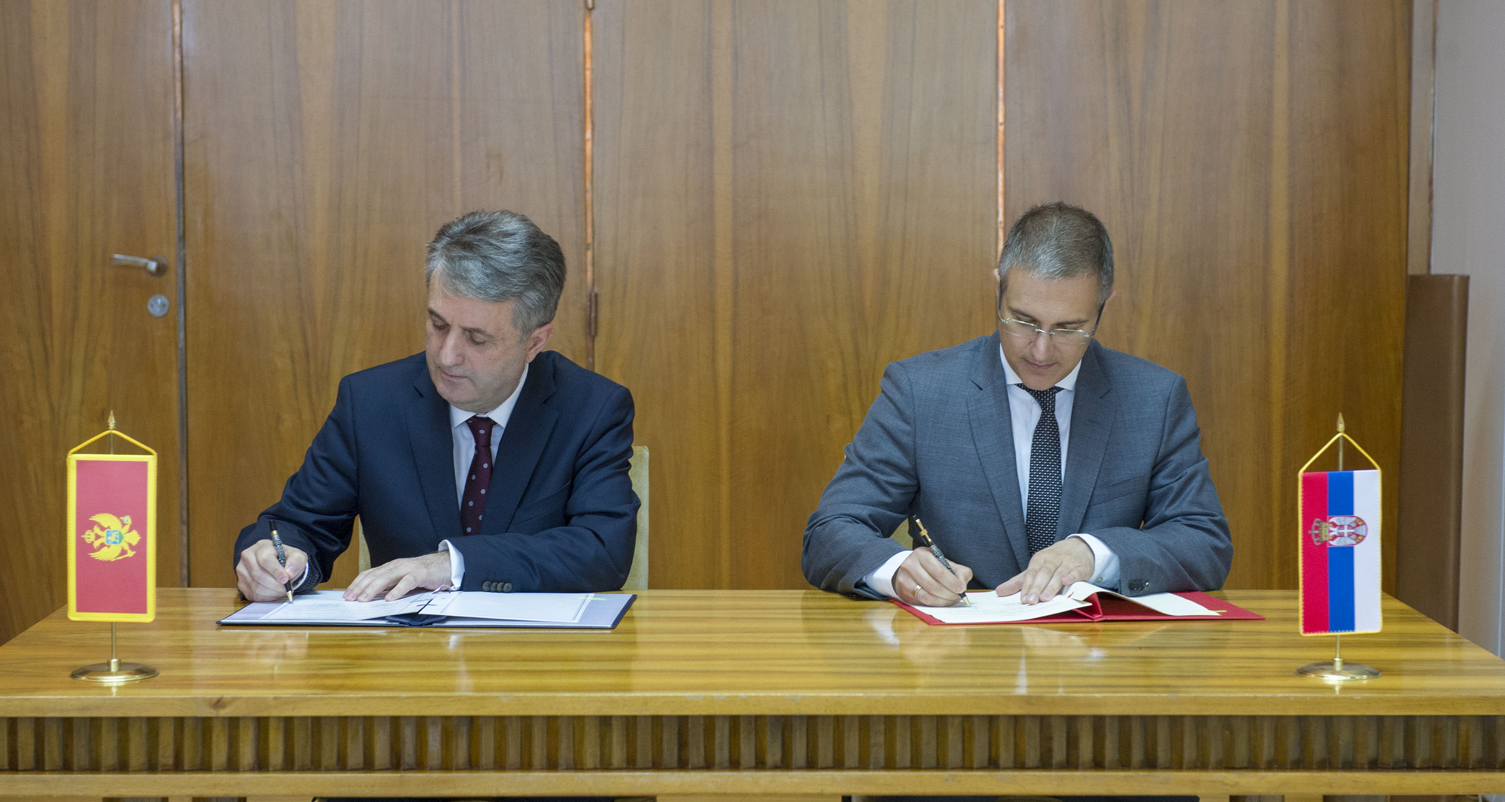 Министри Србије и Црне Горе потписали седам споразума и два протокола