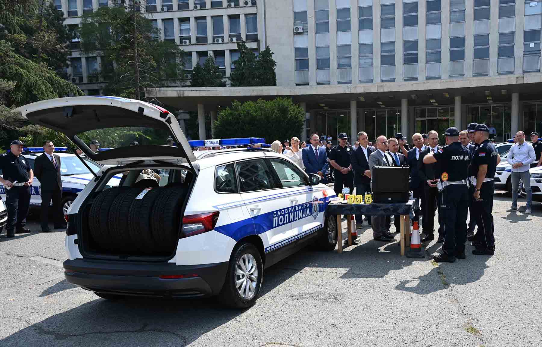 Министар Стефановић присуствовао додели 47 патролних возила припадницима Управе саобраћајне полиције