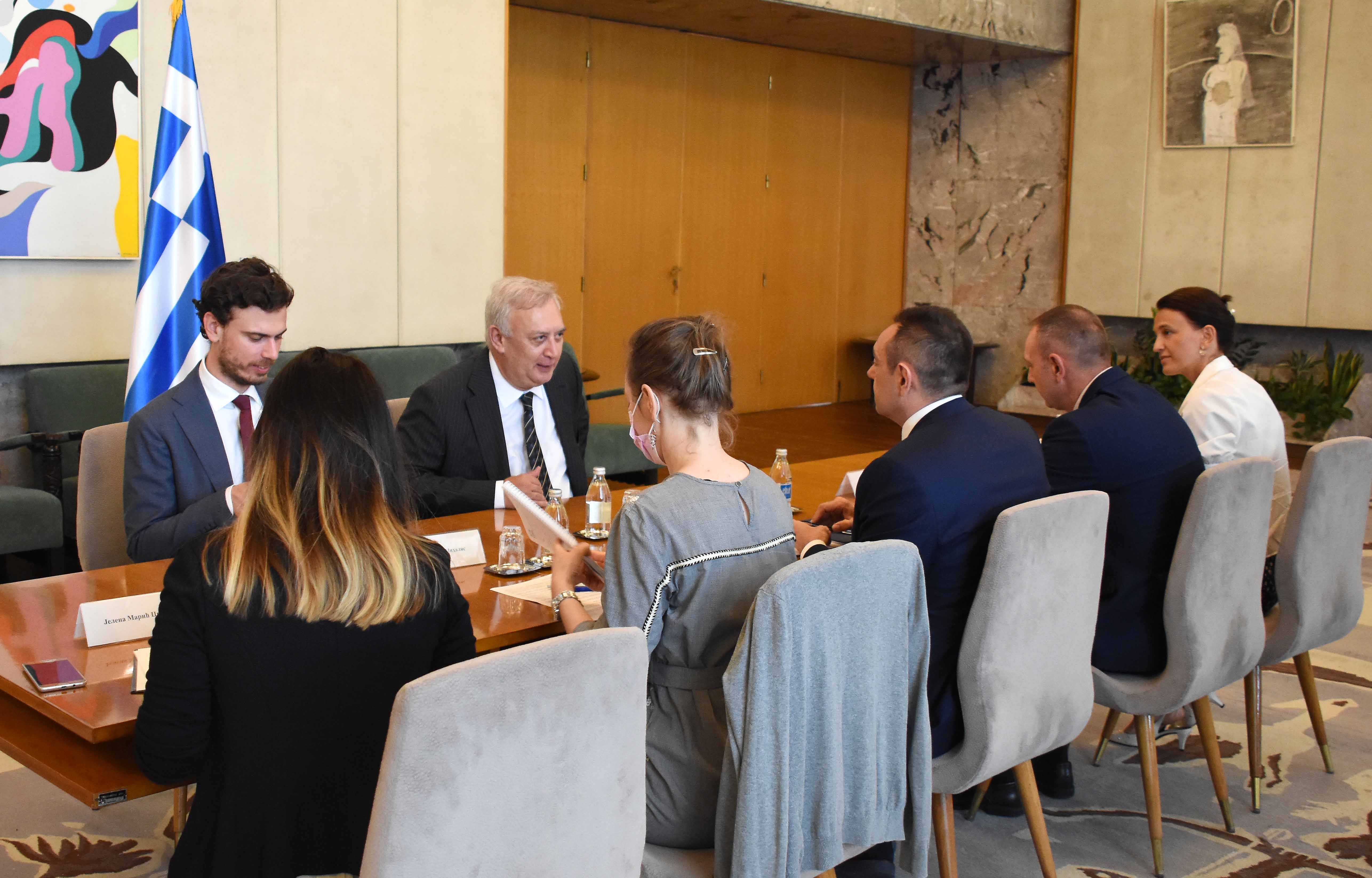 Ministar Vulin: Ministar unutrašnjih poslova Republike Srbije Aleksandar Vulin sastao se sa grčkim ambasadorom