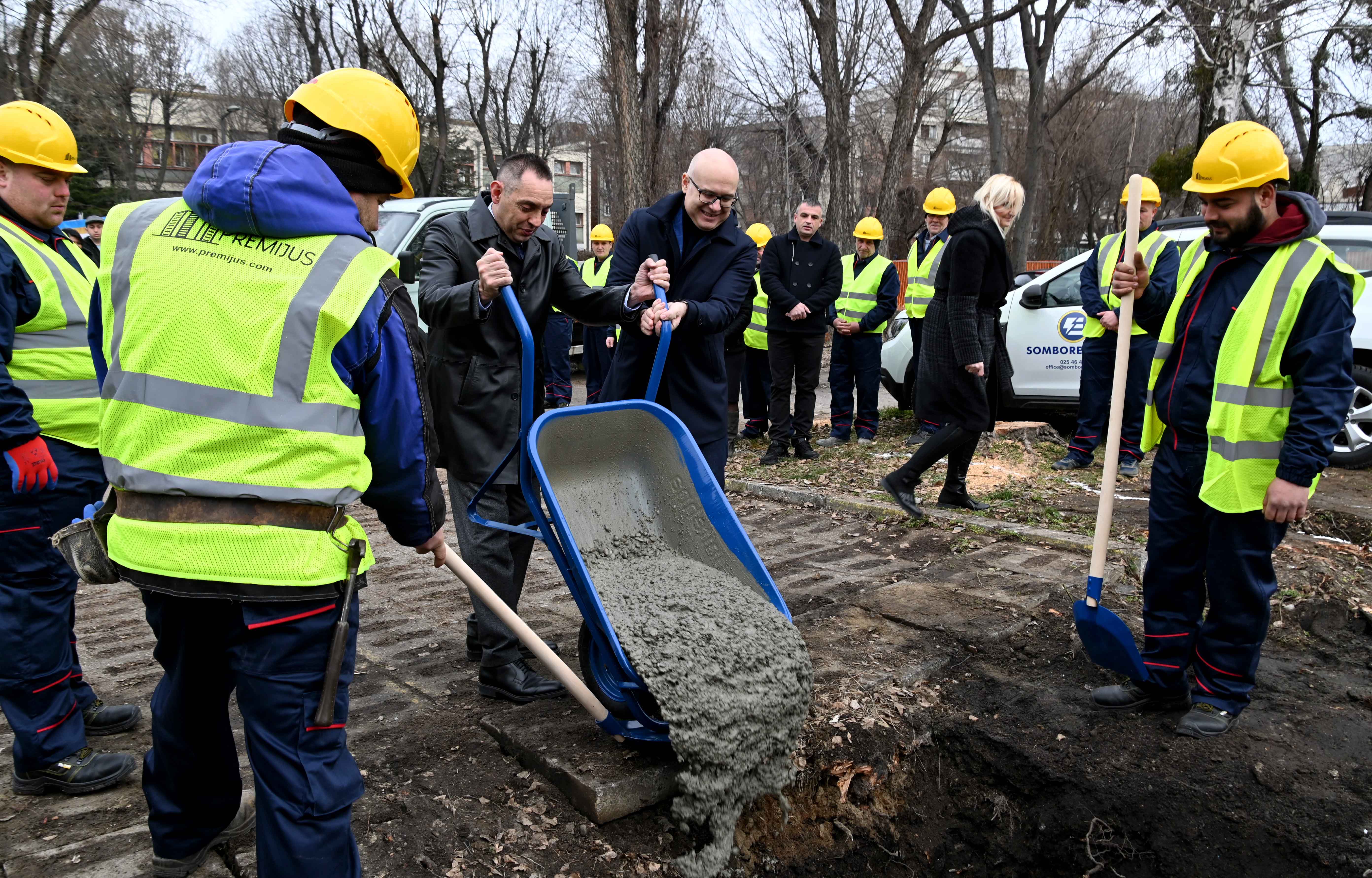Ministar Aleksandar Vulin i gradonačelnik Novog Sada Miloš Vučević položili su kamen temelјac za izgradnju nove Policijske ispostave
