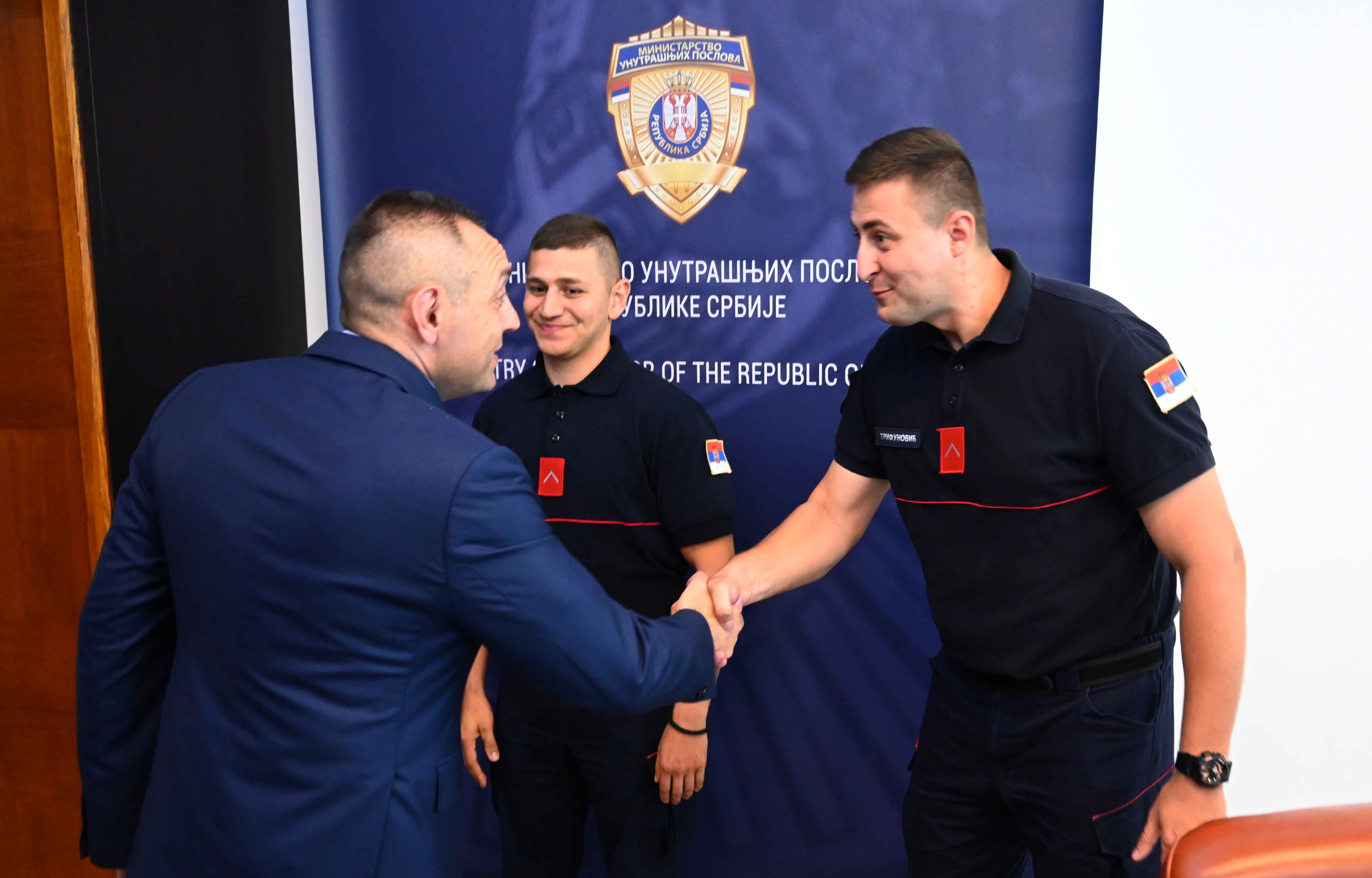 Ministar Aleksandar Vulin pohvalio je pripadnike Vatrogasno-spasilačke čete u Zaječaru, poručivši im da su oni istinski heroji