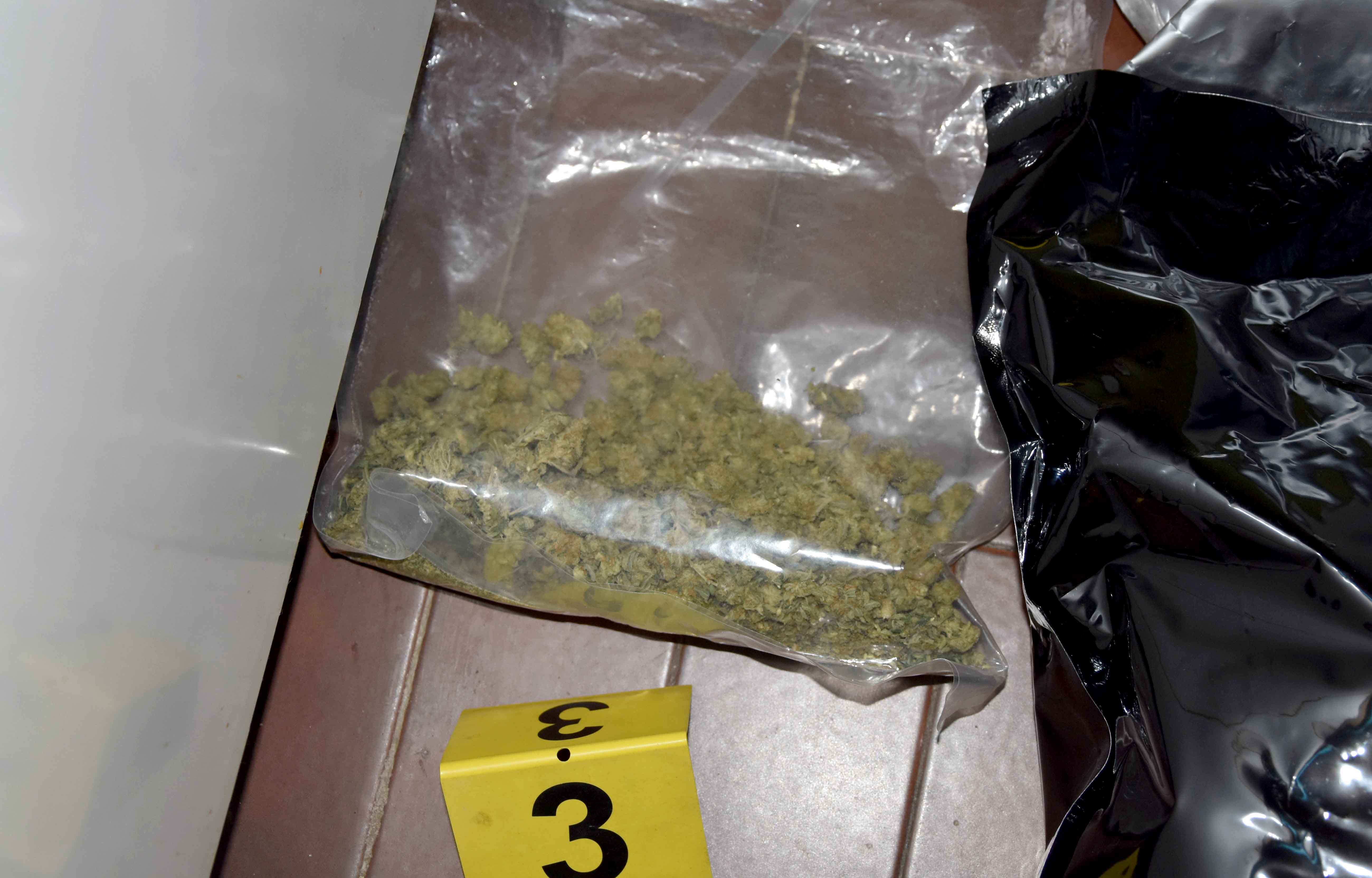  Zaplenjeno više kilograma narkotika i uhapšene četiri osobe