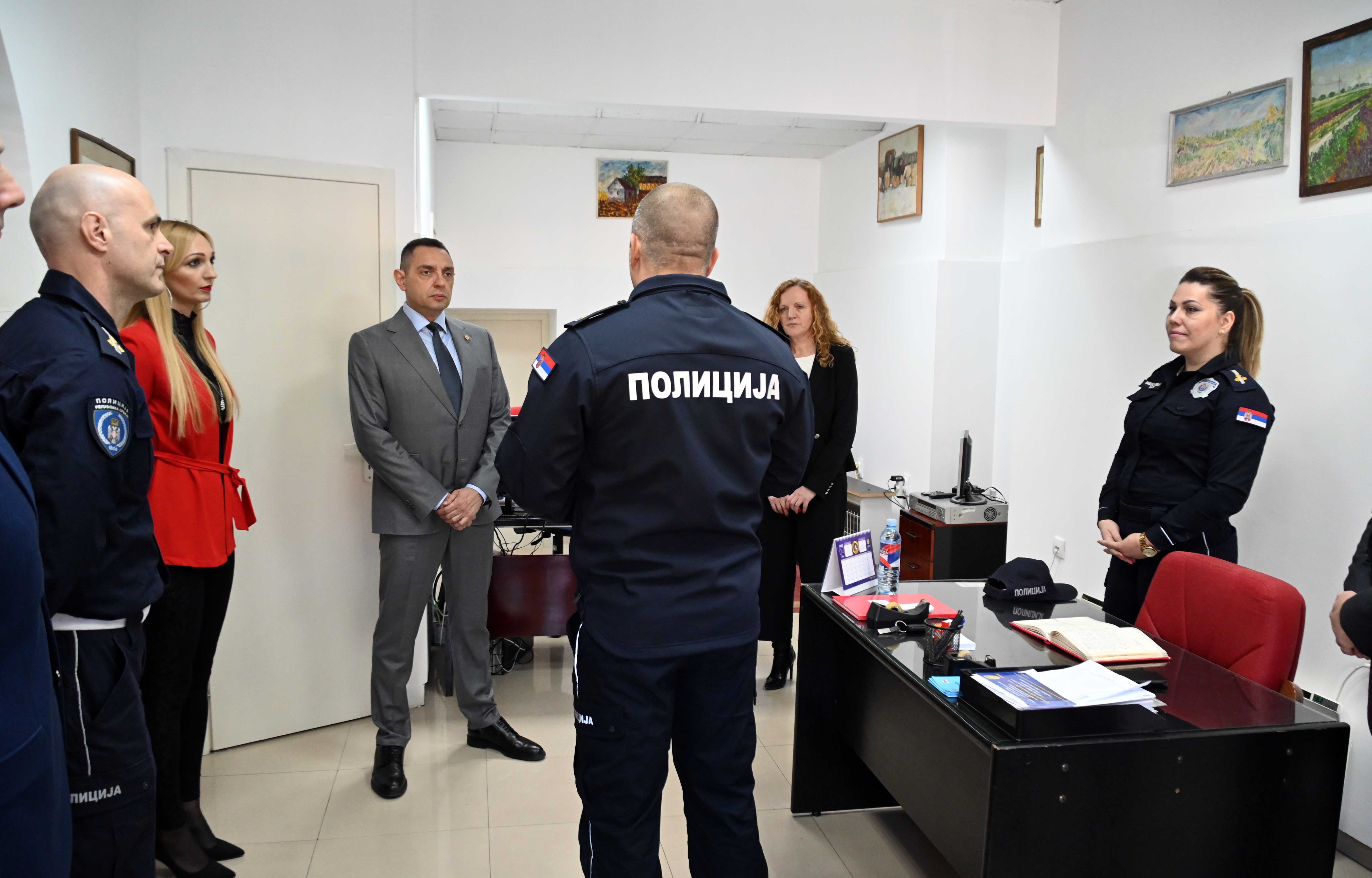 Ministar Aleksandar Vulin obišao Informativni centar Ministarstva unutrašnjih poslova u Pančevu i Mobilni informativni centar