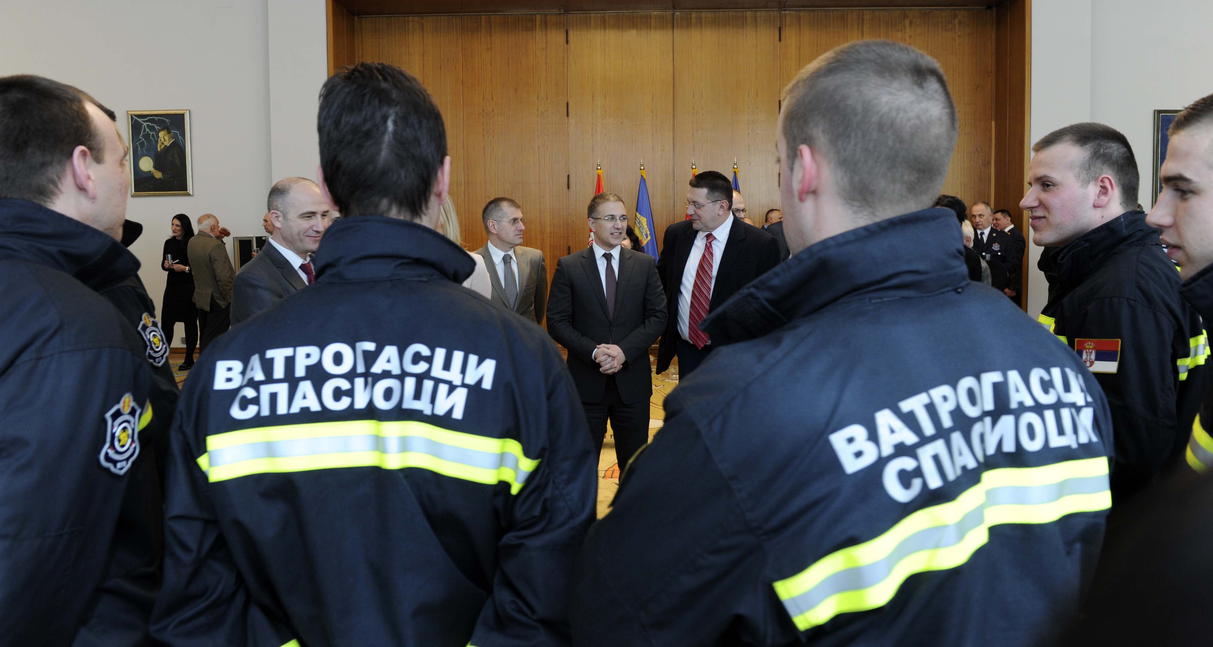 Ministar Stefanović uručio rešenja polaznicima prve klase osnovne obuke za pripadnike vatrogasno-spasilačkih jedinica