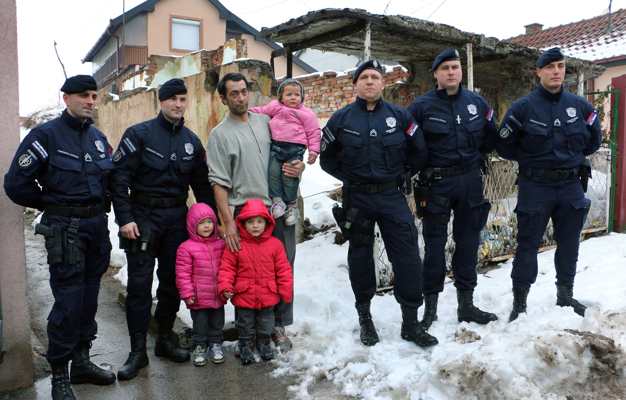 Полицијска бригада уручила хуманитарну помоћ породици из Смедерева