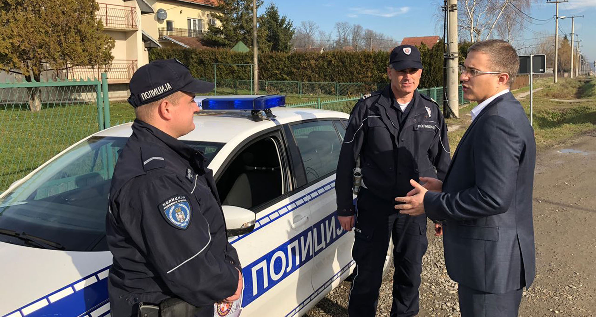 Ministar Stefanović obišao je jednu od patrola saobraćajne policije