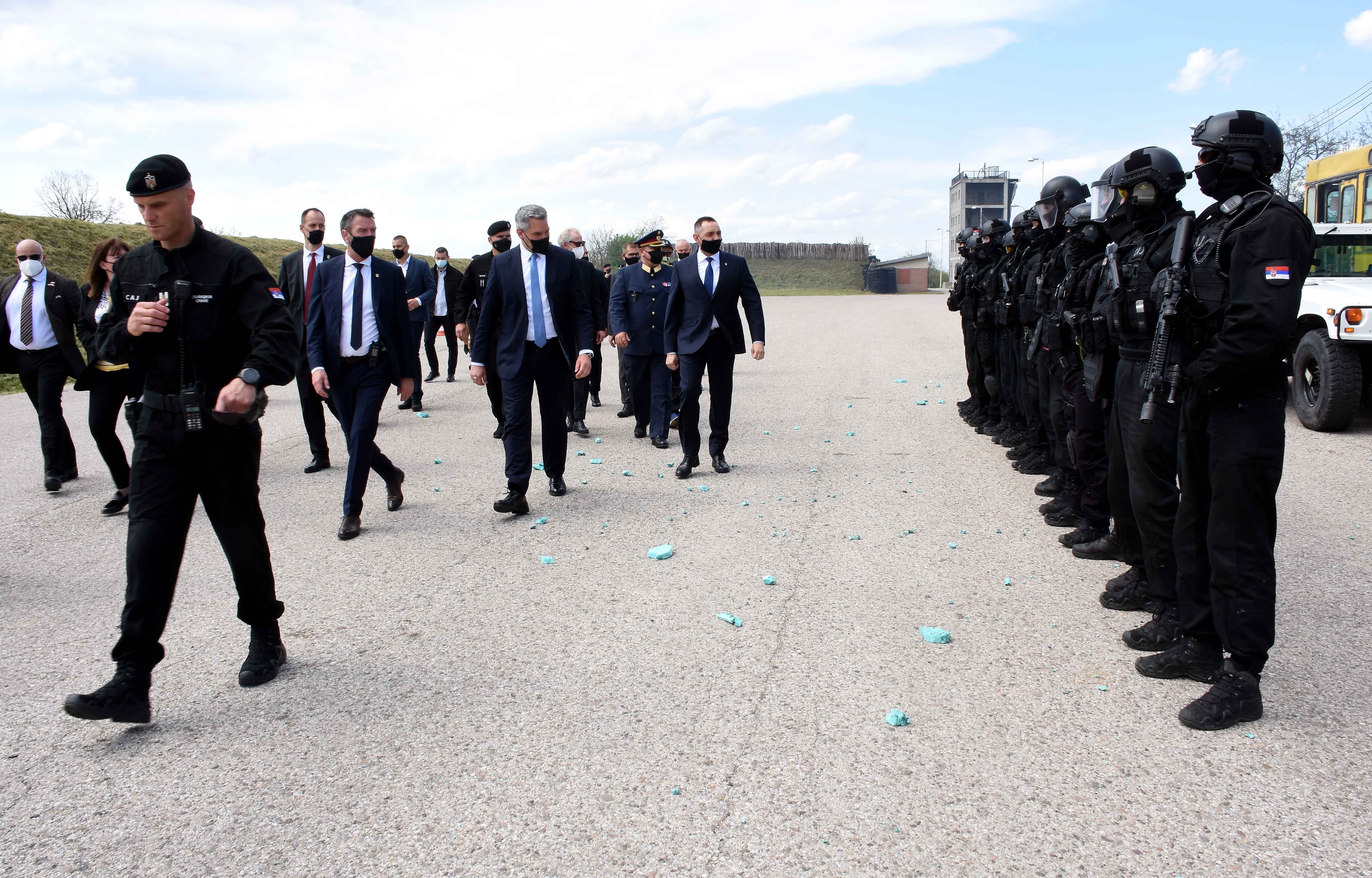 Ministri Vulin i Nehamer obišli su danas bazu Specijalne antiterorističke jedinice