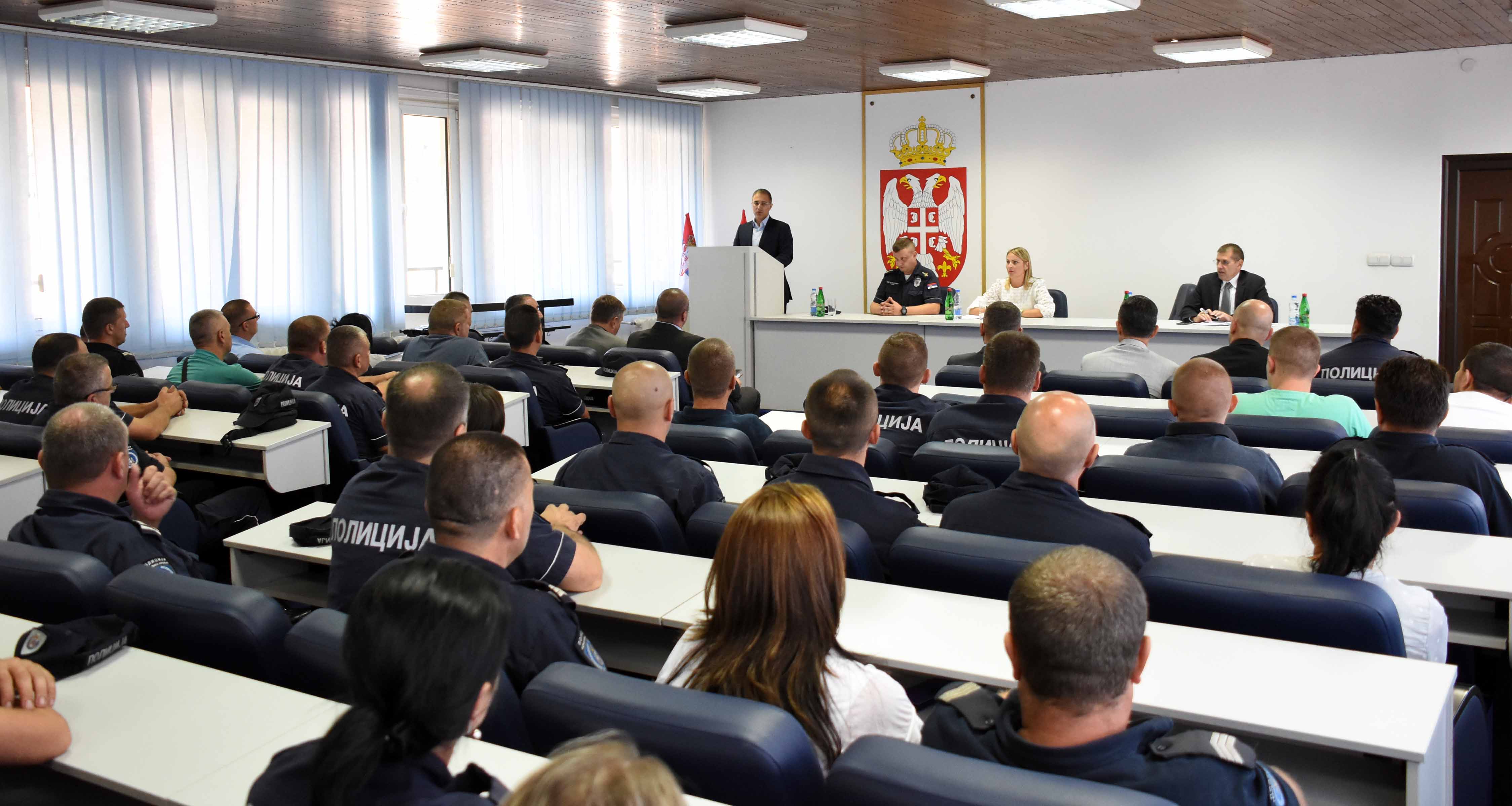 Стефановић: Желимо да полицијски службеници буду боље заштићени, али и да грађани осећају већу безбедност