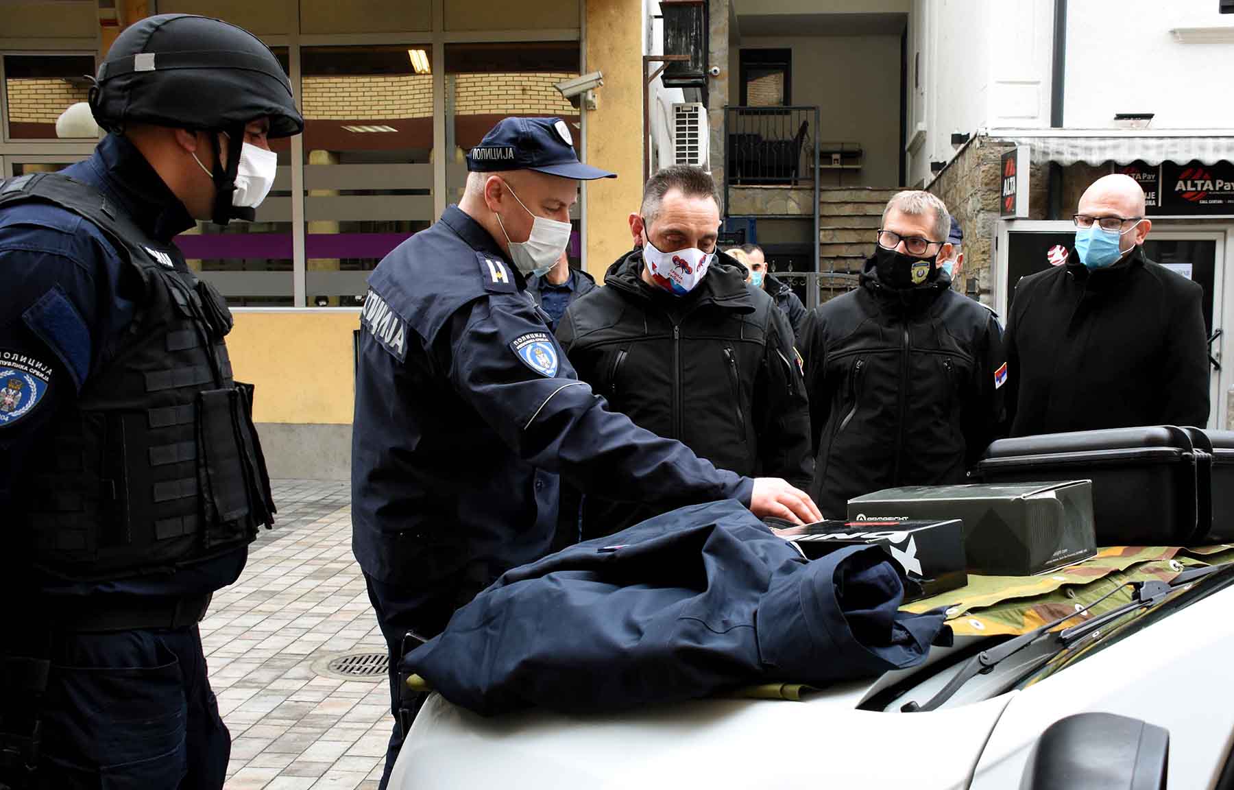 Министар Вулин уручио возила и опрему припадницима у Kопненој зони безбедности
