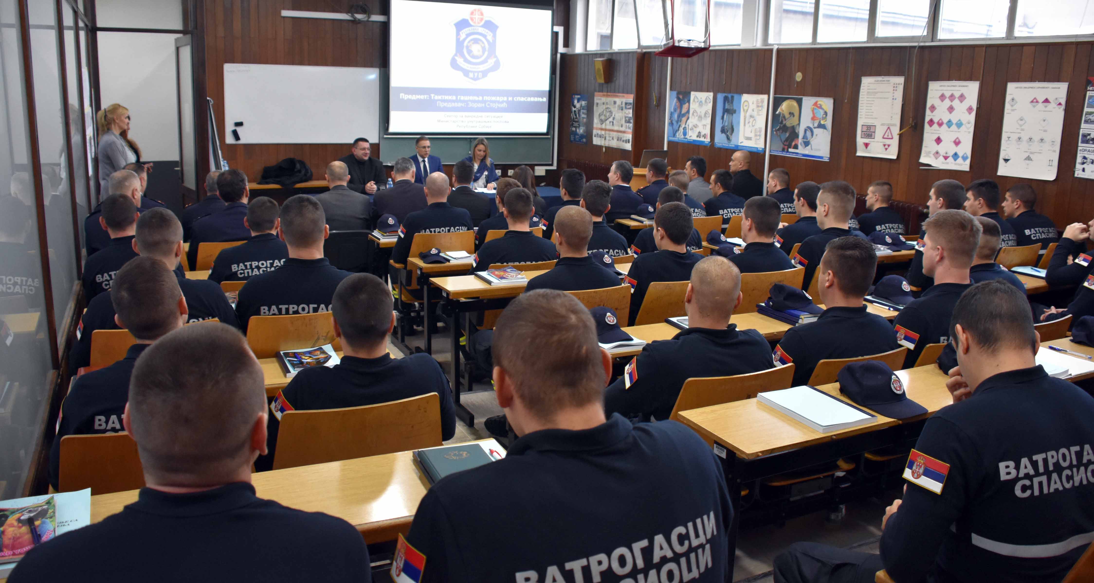 Mинистар Стефановић обишао полазнике прве класе основне обуке припадника ватрогасно-спасилачких јединица