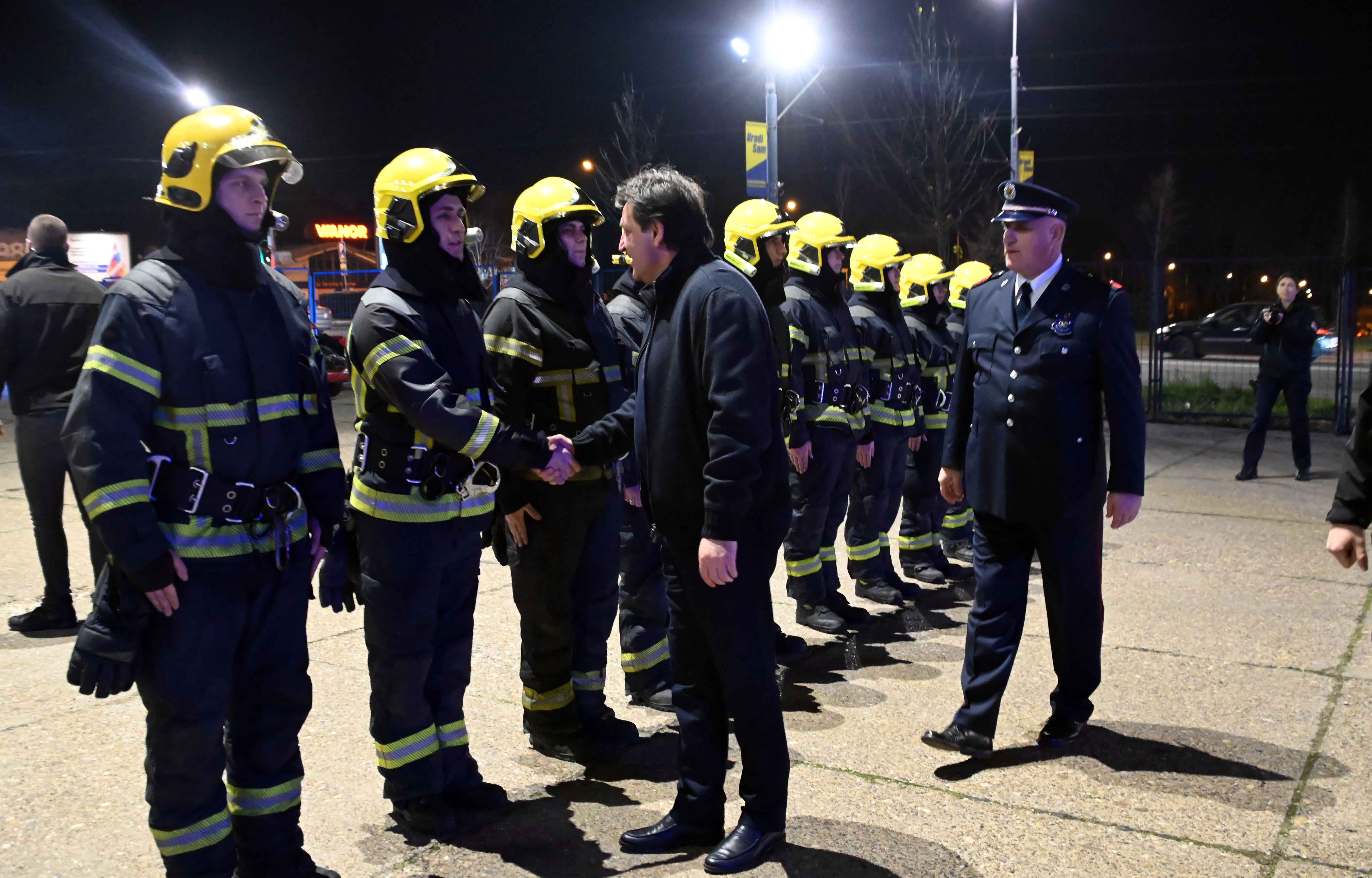Ministar Gašić obišao policijske službenike koji će u novogodišnjoj noći brinuti o bezbednosti građana i njihove imovine