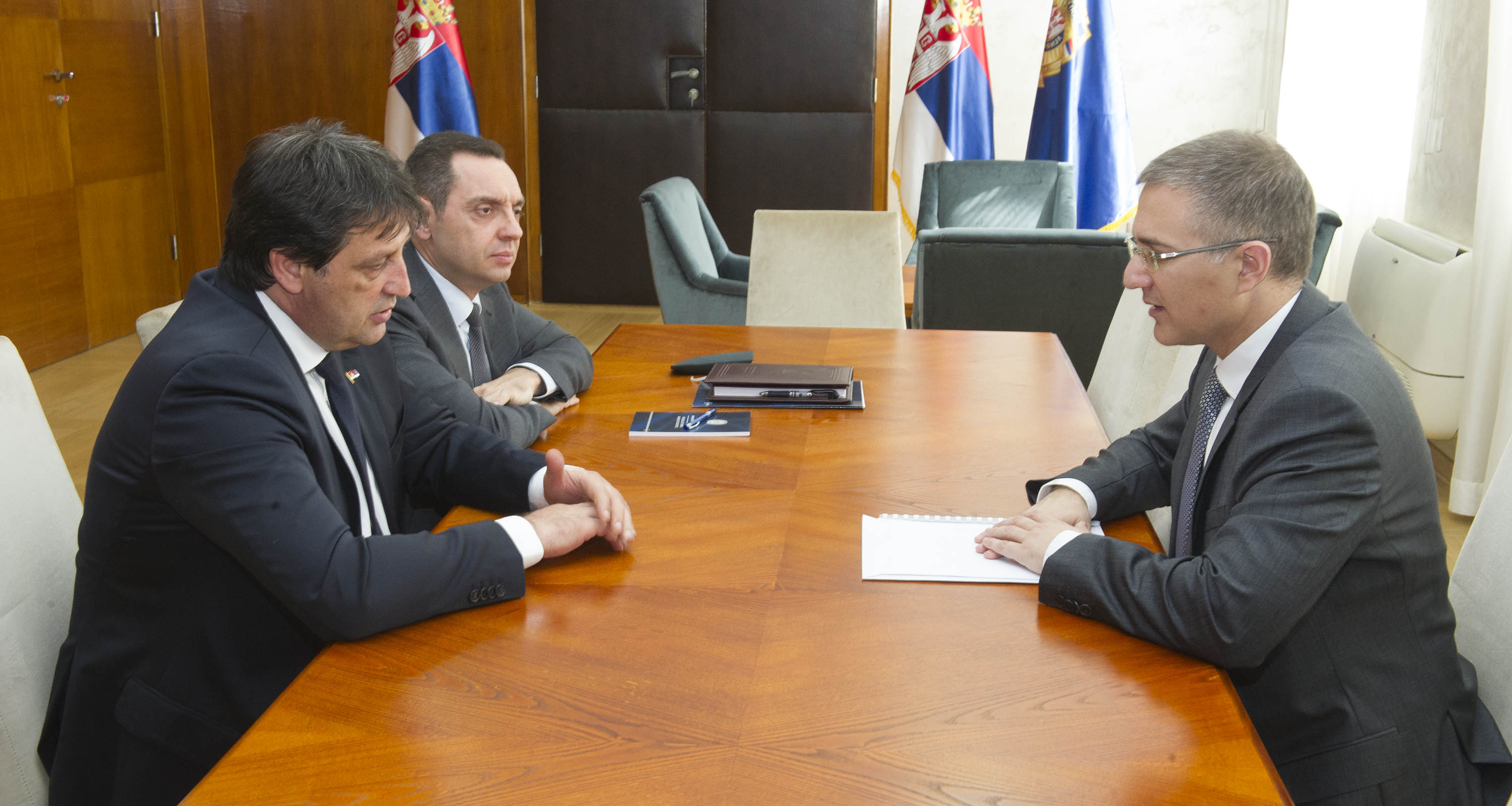 Stefanović, Vulin i Gašić razgovarali o unapređenju položaja svih pripadnika bezbednosnih službi