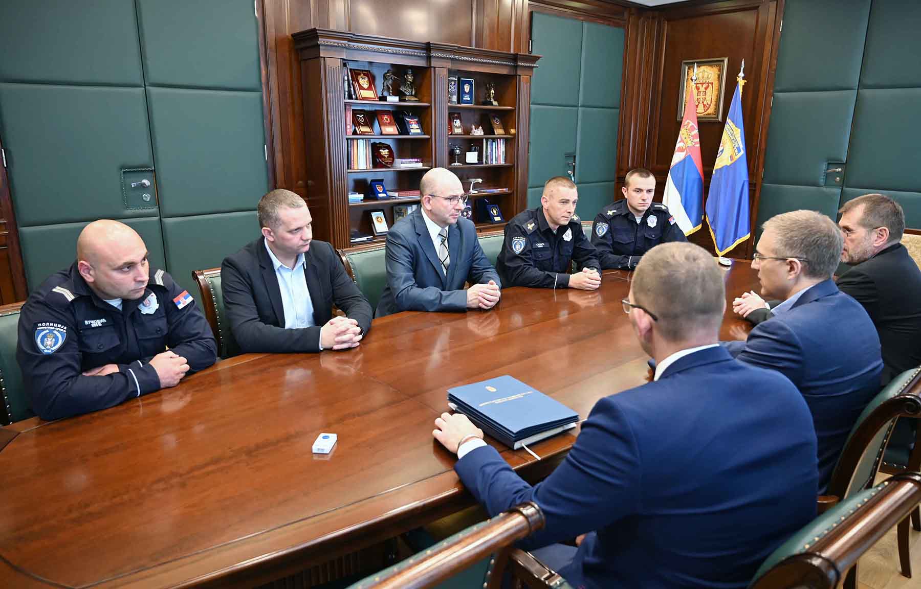 Стефановић похвалио изузетну храброст и пожртвованост полицајаца који су помогли путницима у запаљеном аутобусу