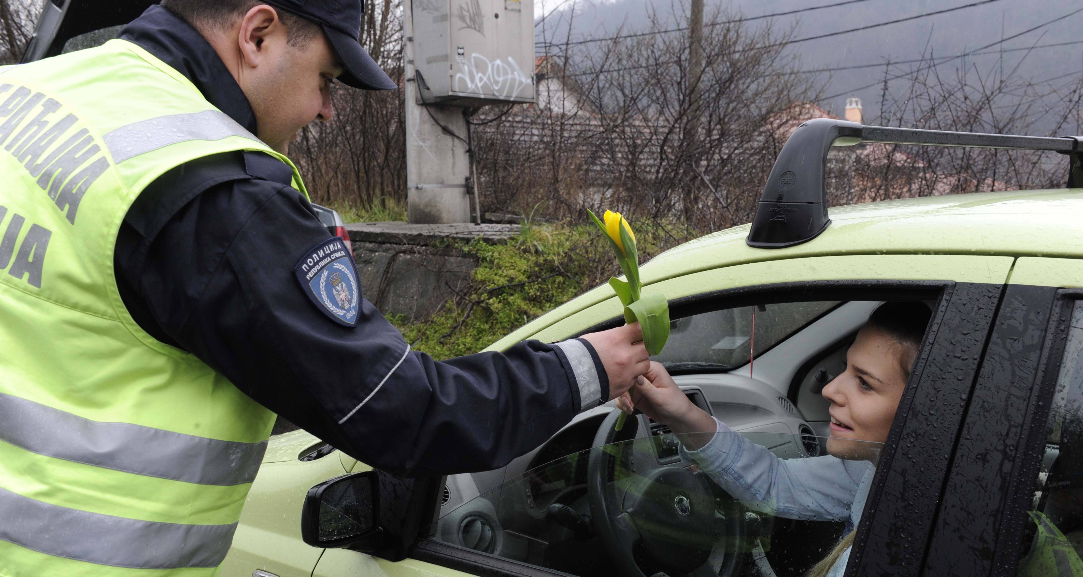Saobraćajni policajci prijatno iznenadili žene vozače cvećem i čestitkom za 8. mart