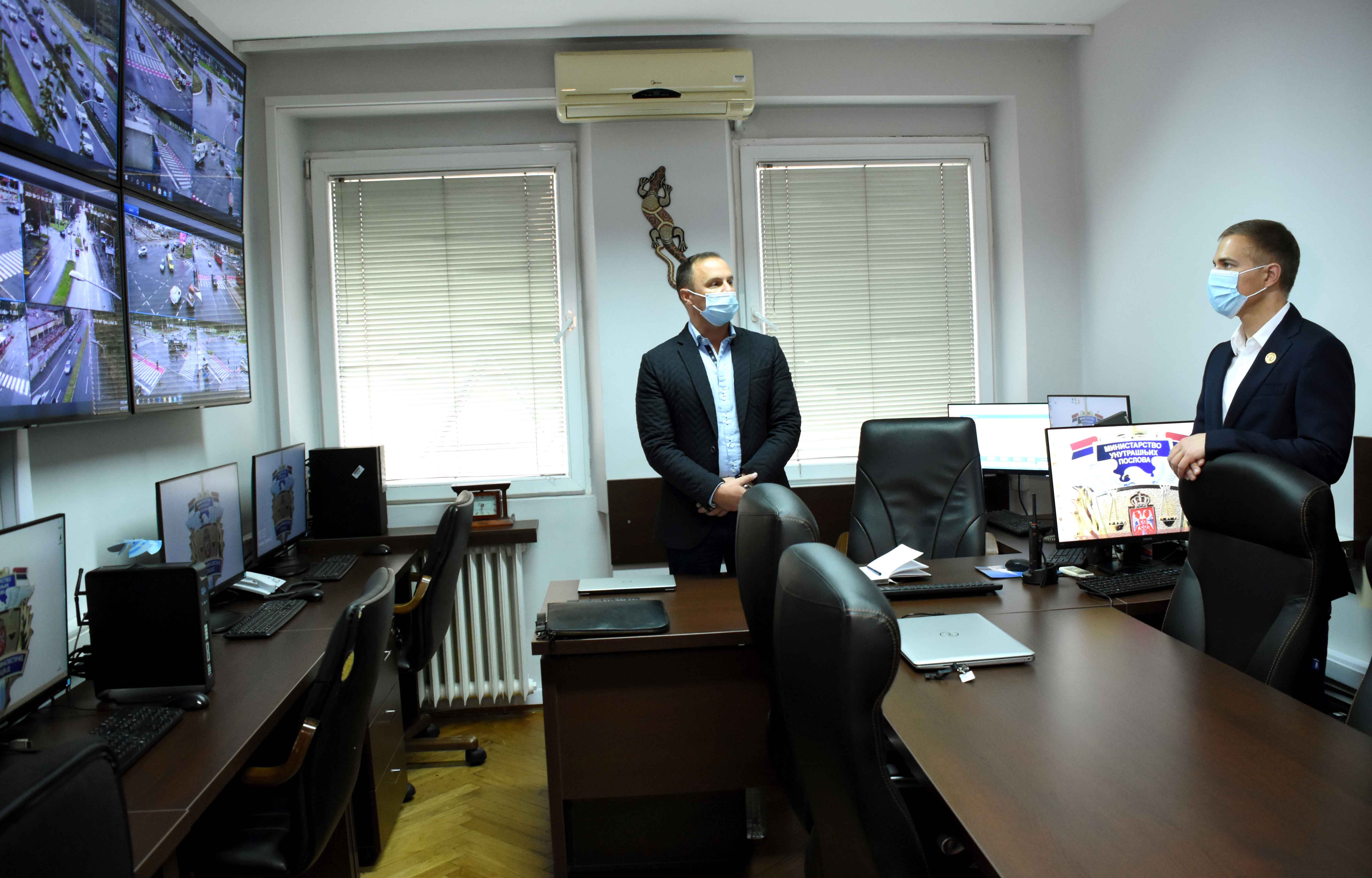 Министар Стефановић посетио Управу криминалистичке полиције ПУ за град Београд