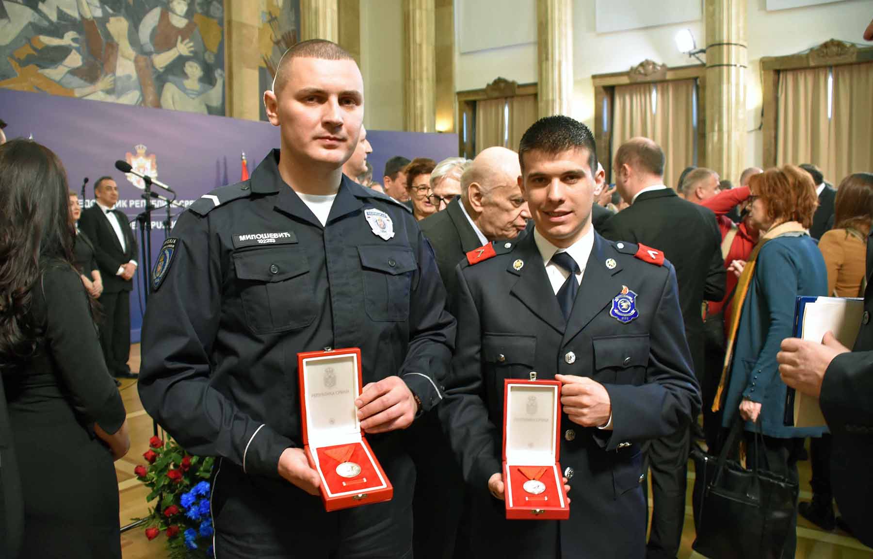 Srebrne medalje za hrabrost „Miloš Obilić“ uručene su policijskom službeniku Policijske uprave Niš Milošu Miloševiću i pripadniku Vatrogasno-spasilačke jedinice u Jagodini Nemanji Radosavljeviću.