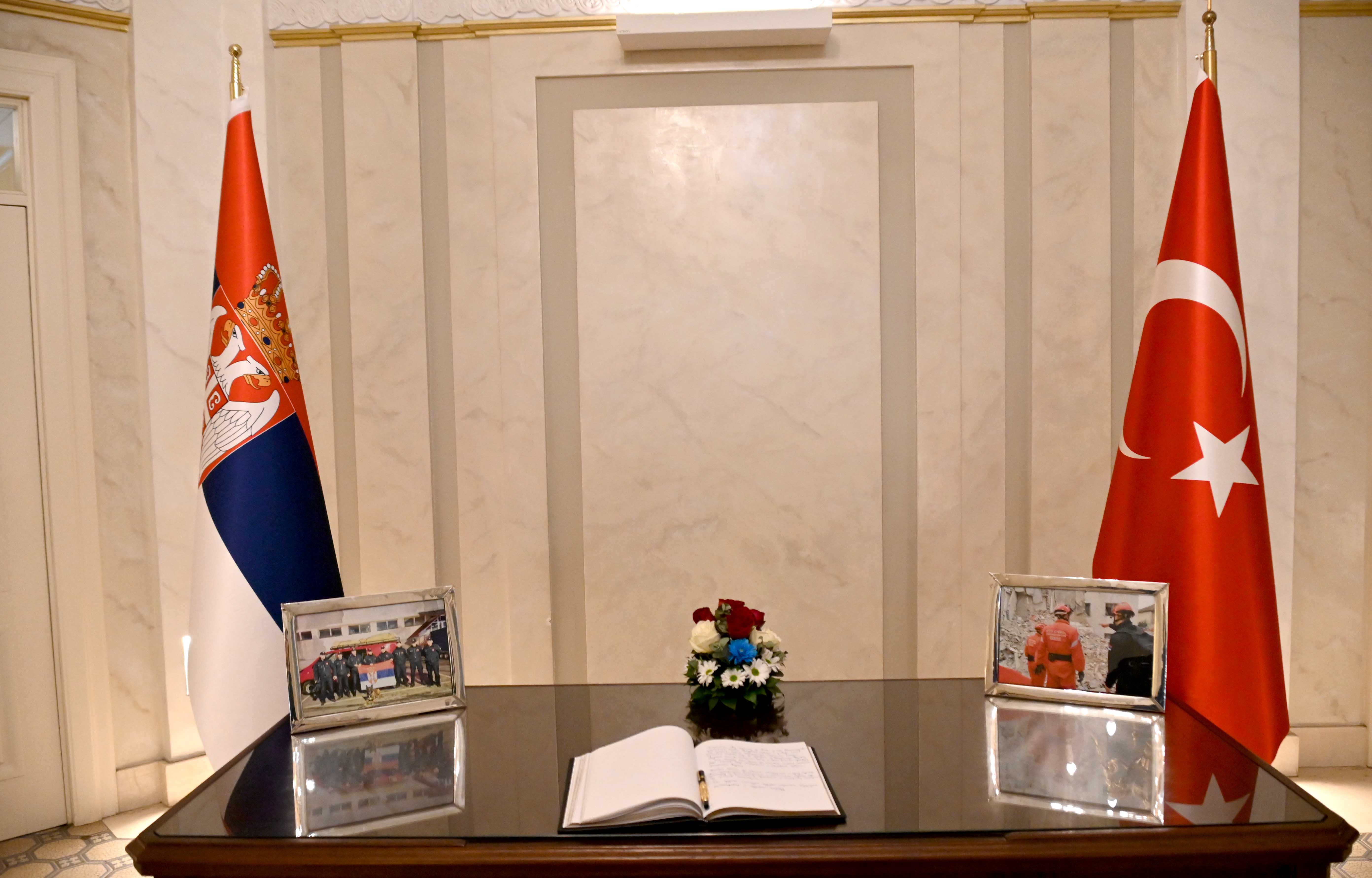 Министар унутрашњих послова Републике Србије Братислав Гашић уписао се у књигу жалости у Амбасади Турске