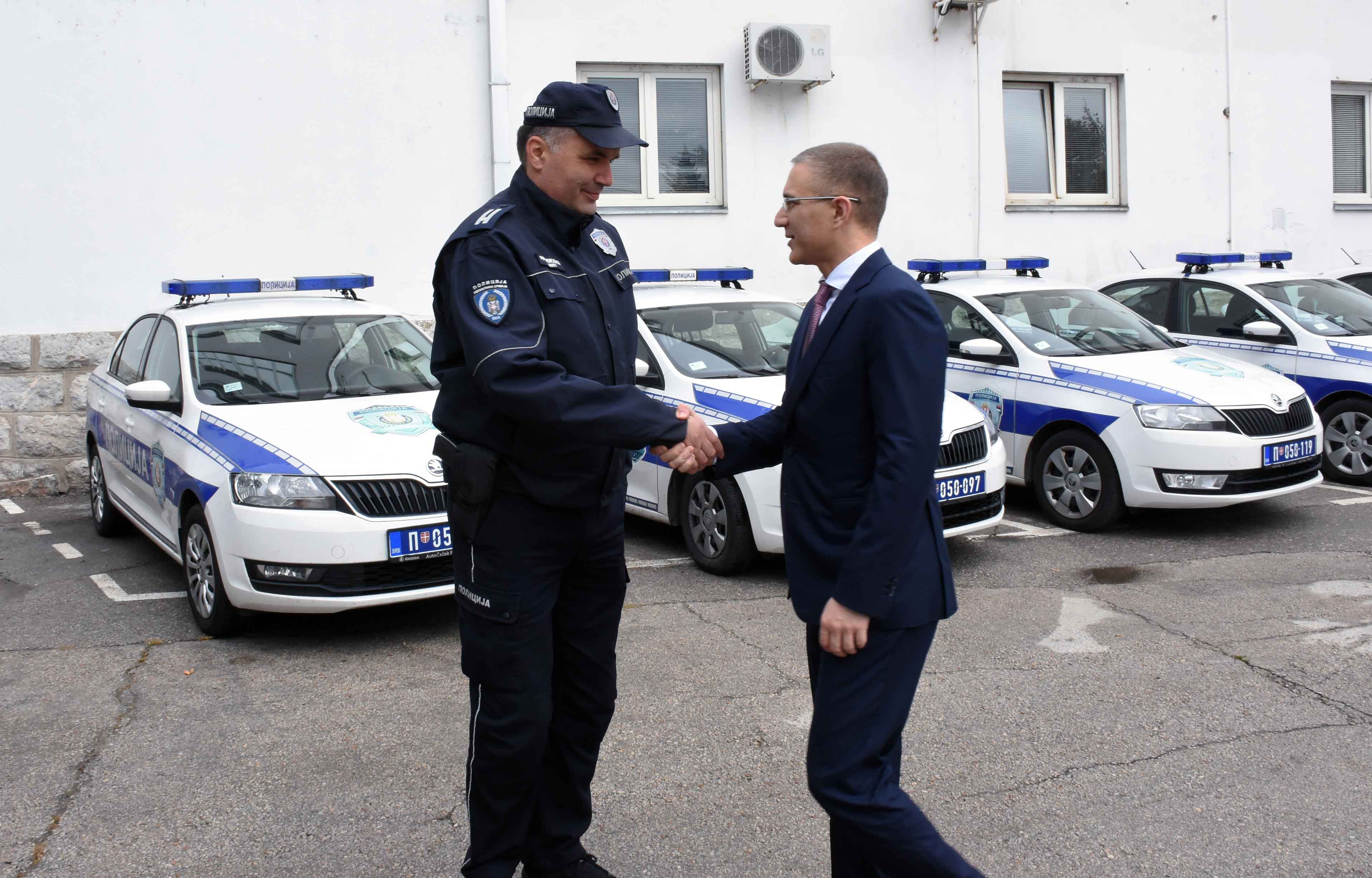 Министар Стефановић разговарао са начелником и полицијским службеницима Полицијске управе у Чачку