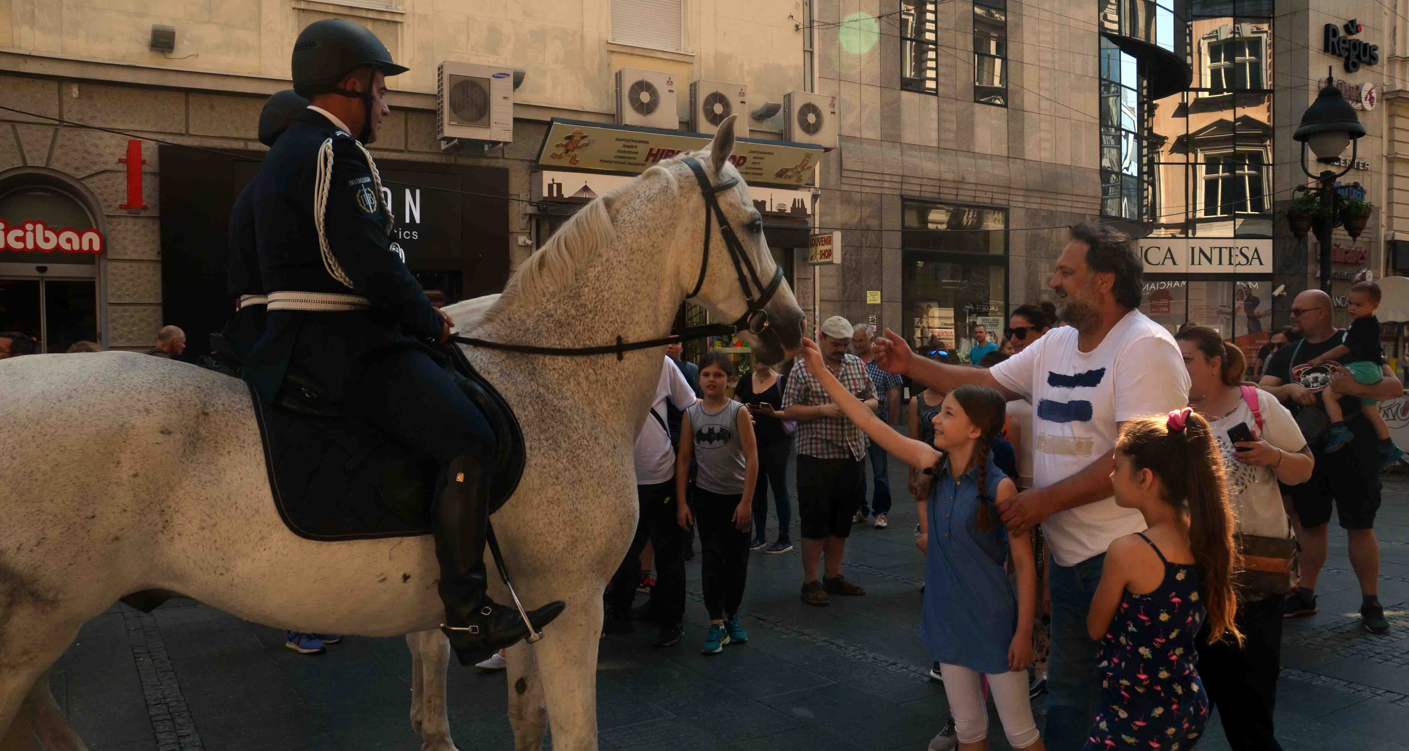 Četa konjanika i policijski orkestari prodefilovali Knez Mihailovom ulicom