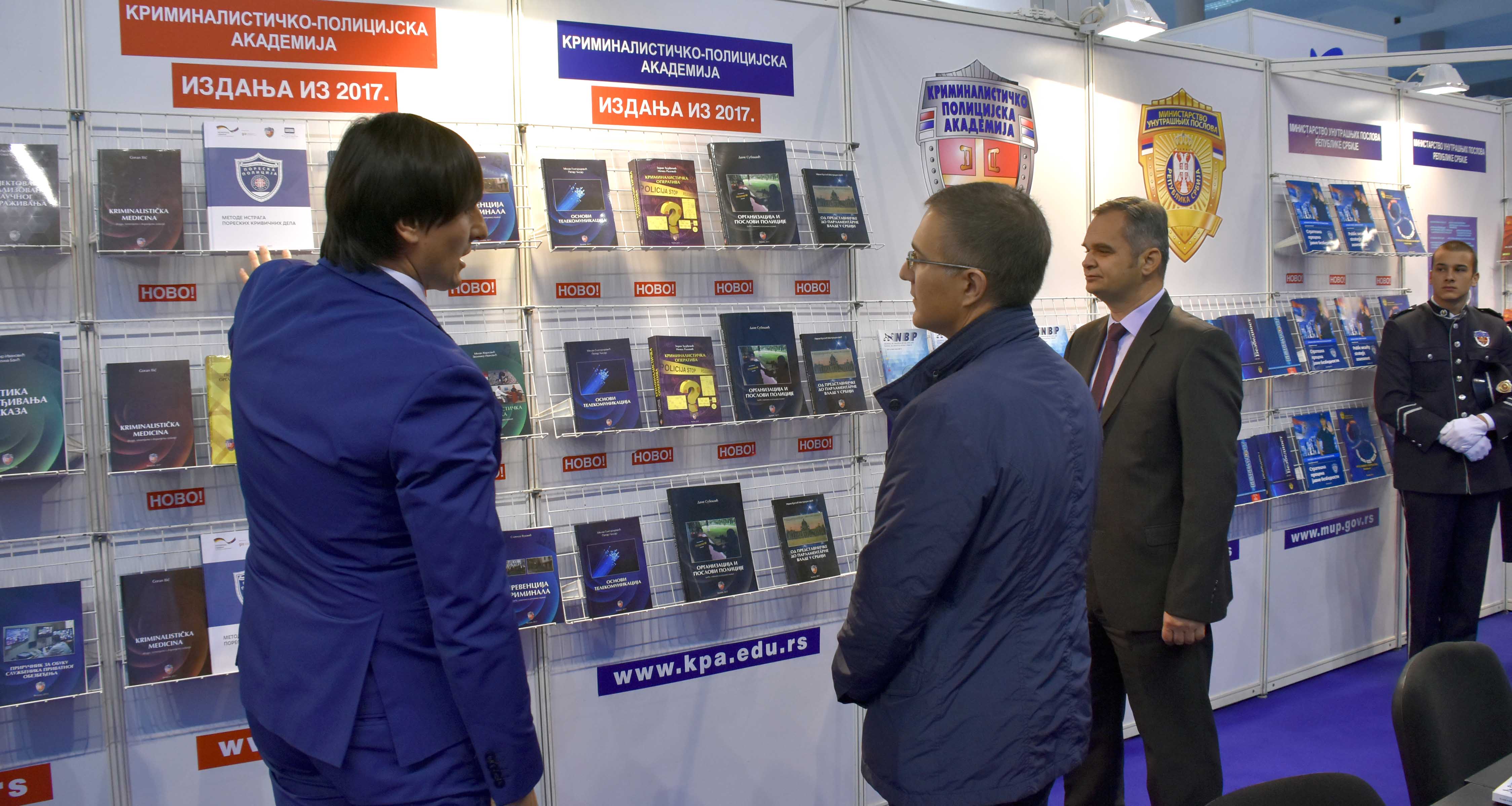 Ministar Stefanović obišao štand Kriminalističko-policijske akademije na Međunarodnom sajmu knjiga