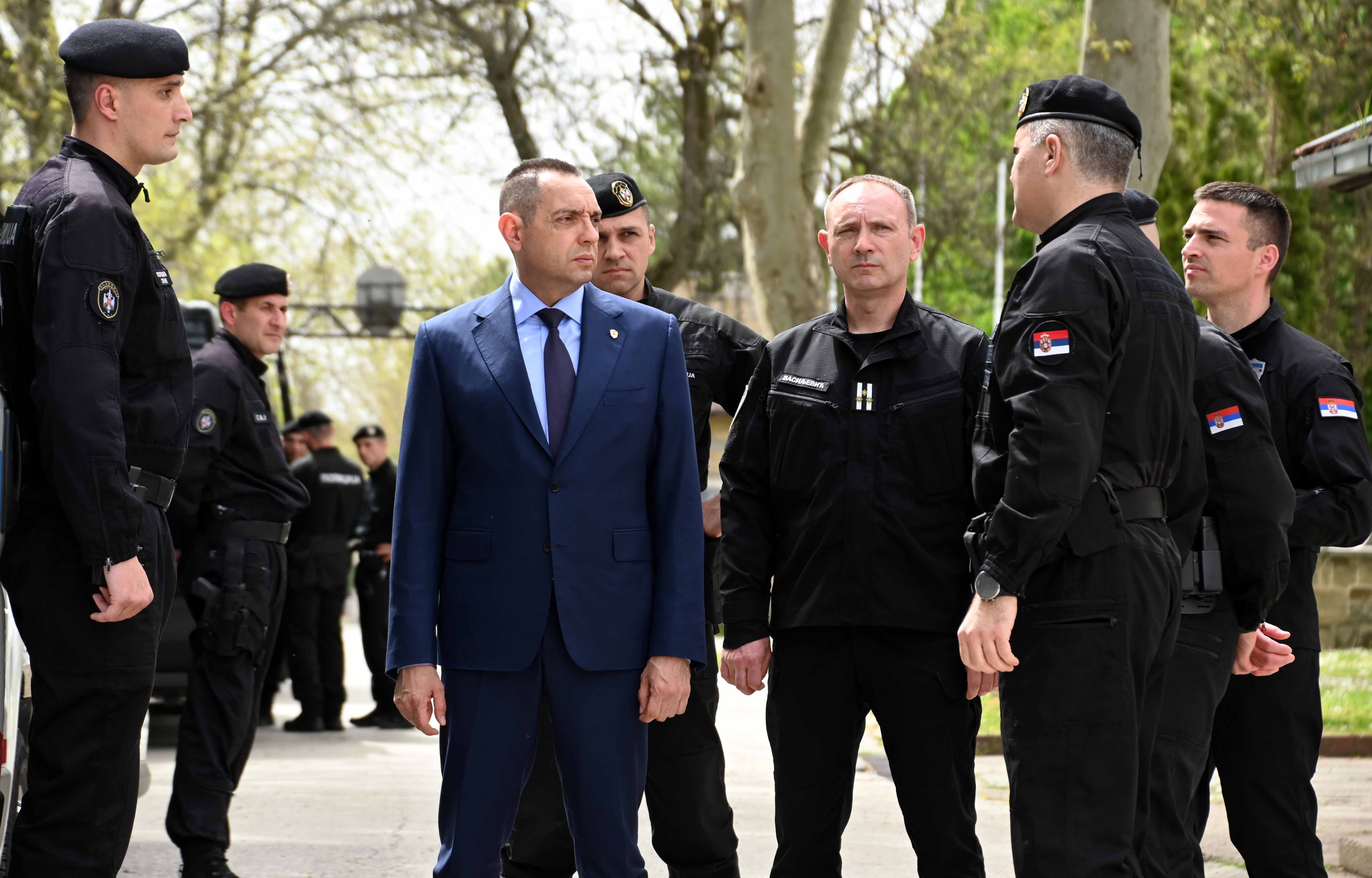 Министар Вулин у бази САЈ-а на Ускрс: Ниједан Србин никада неће остати без пажње своје државе