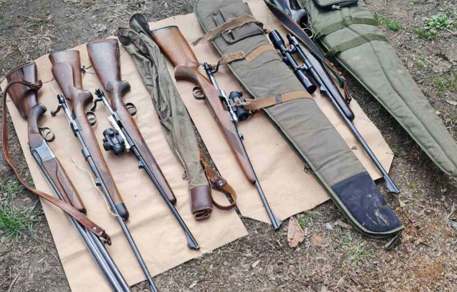 Пронађена четири карабина и ловачка пушка