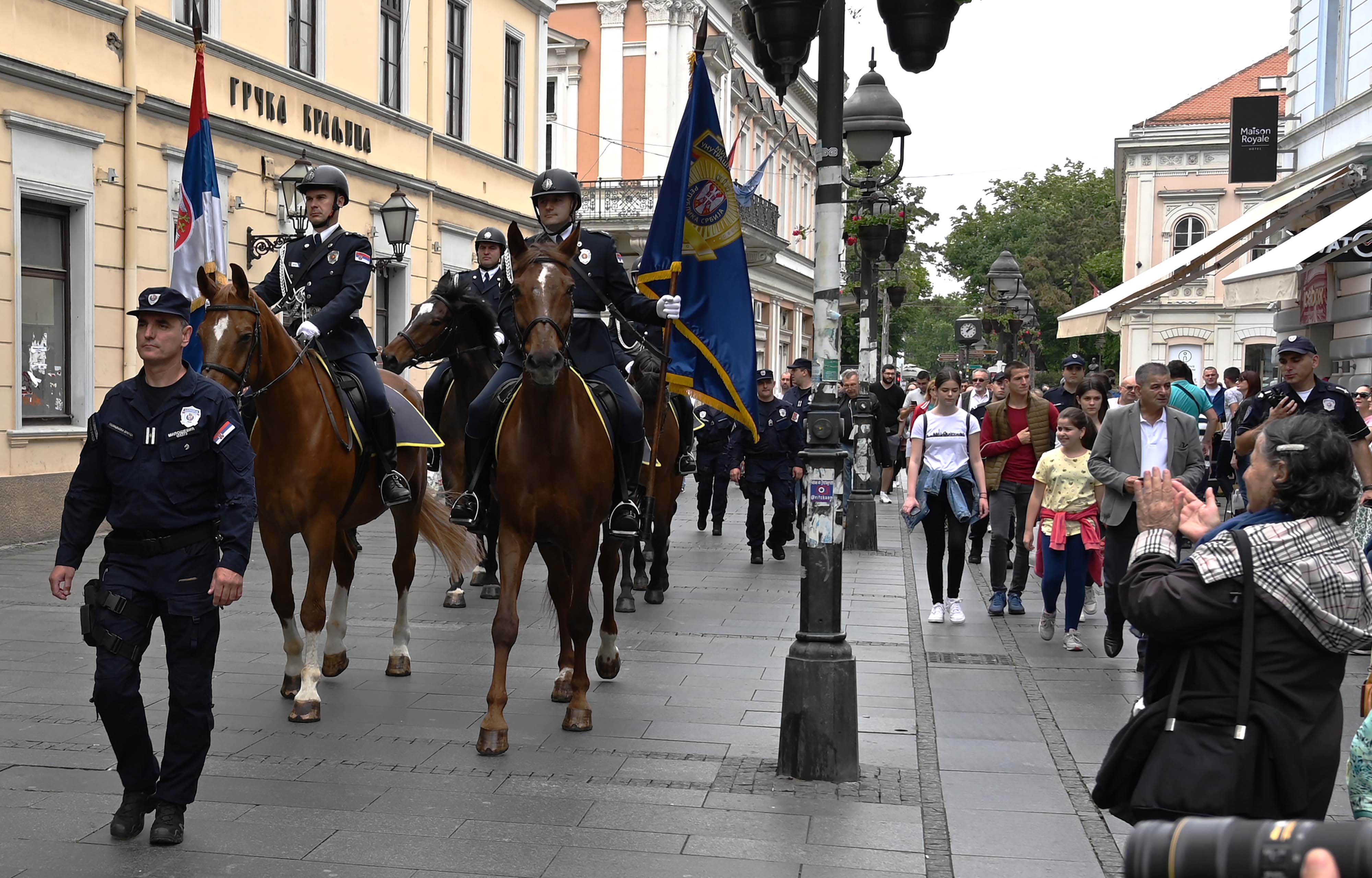Pripadnici Čete konjanika Policijske brigade i Orkestra policije tradicionalnim defileom najavili proslavu Dana MUP-a i Dana policije