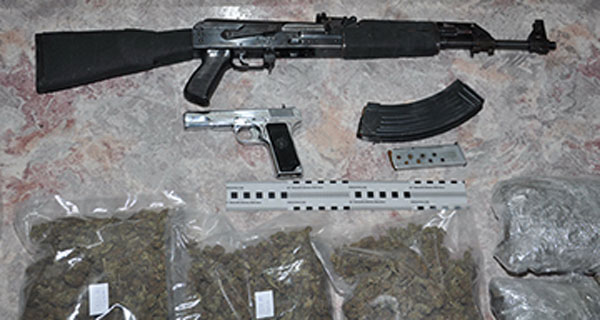 Претресом стана у Новом Саду пронађена дрога, оружје и новац