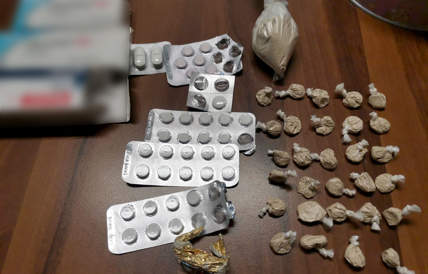 Pronađen heroin, tablete sa liste psihoaktivnih supstanci i zatečeno lice sa poternice