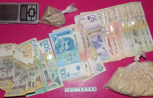 Zaplenjeni narkotici i novac od prodaje