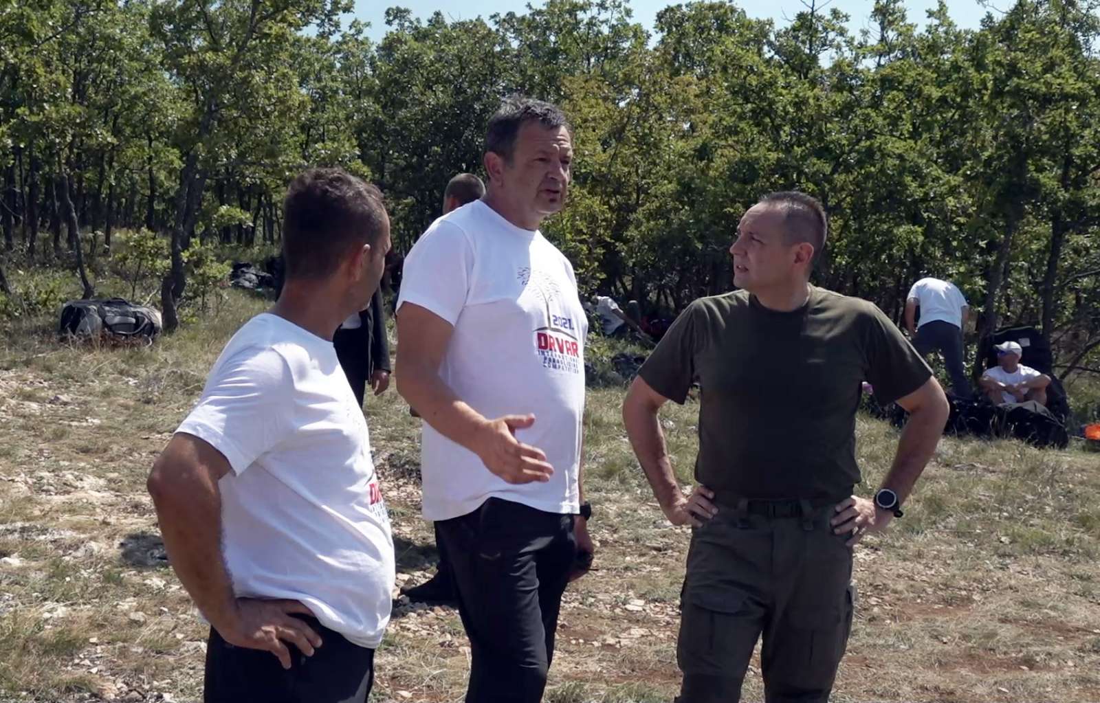 Ministri Vulin i Lukač na paraglajding takmičenju „Desant na Drvar“