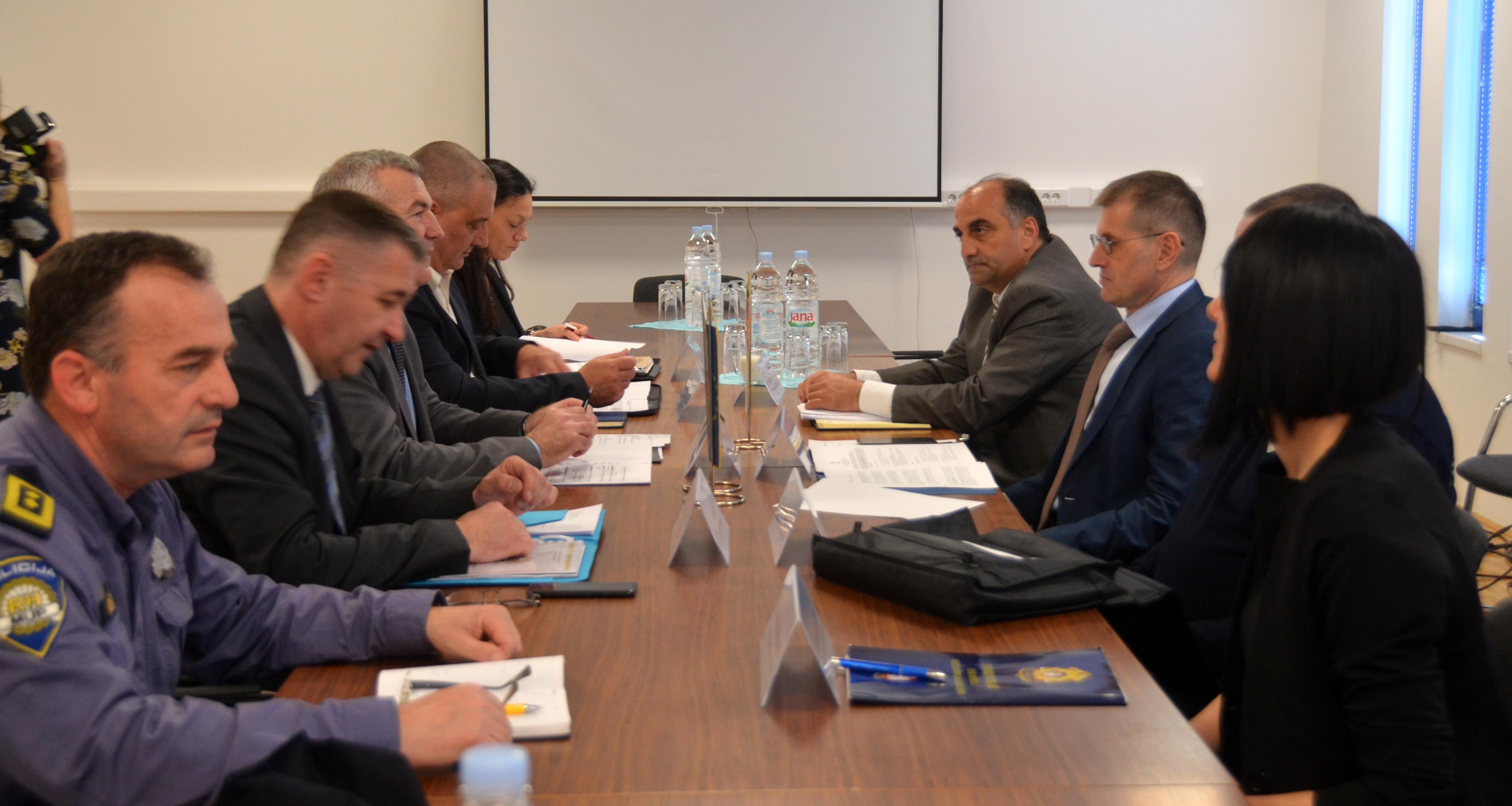 Директори полиција Србије и Хрватске разговарали о успостављању заједничких мешовитих патрола на граници